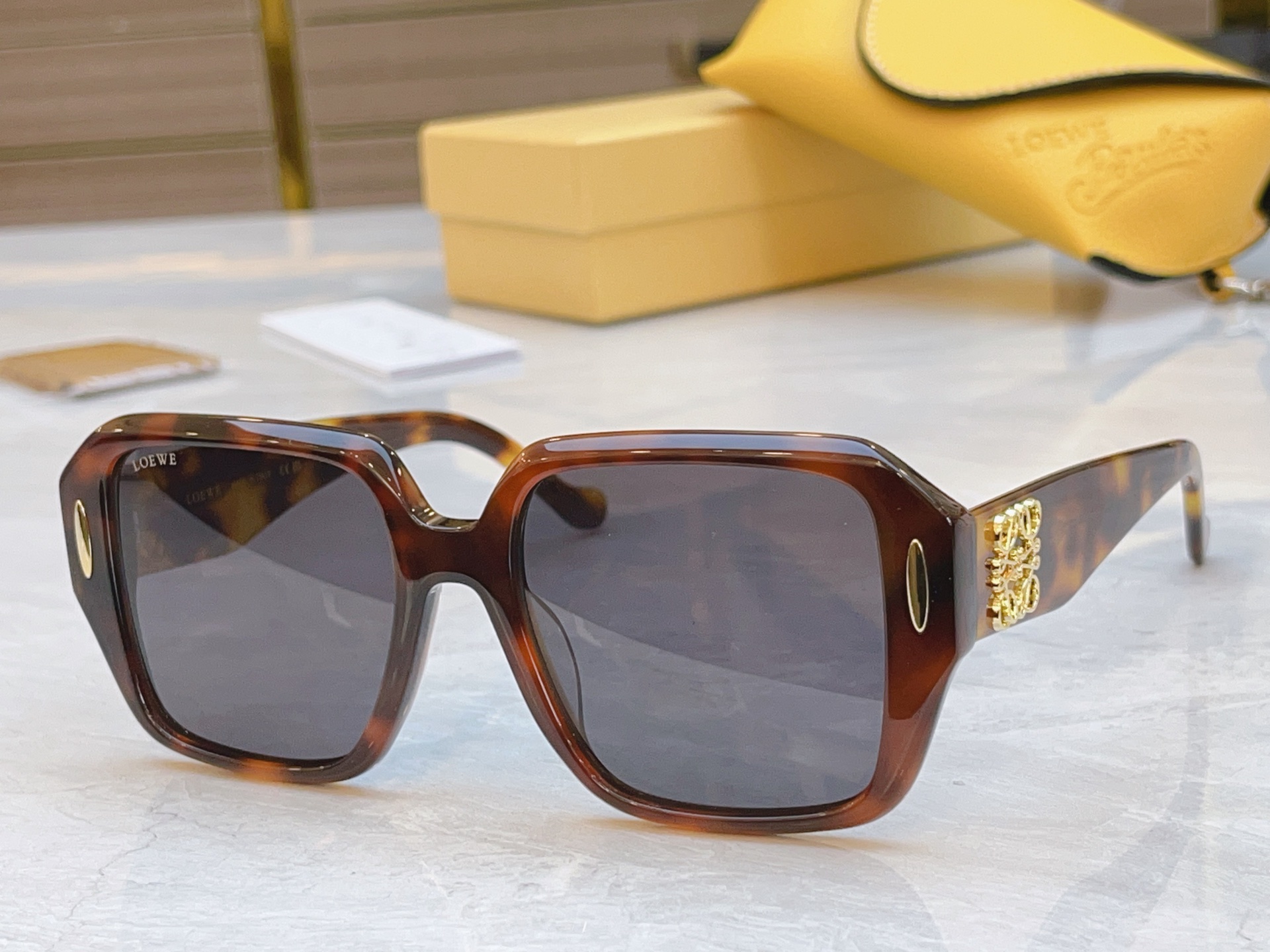 ，【LOEW*】罗意*威新款太阳镜，
MODEL：LW5099S，SIZE：55口19-145