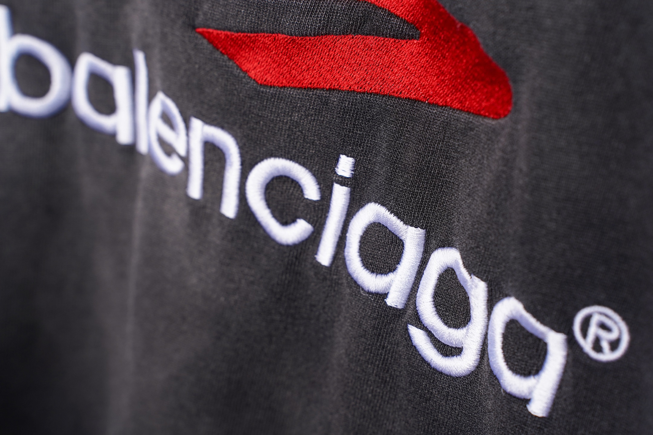 Balenciaga 𝗕𝗮𝗹𝗲𝗻𝗰𝗶𝗮𝗴𝗮/巴黎世家2026SS 可乐海浪. 大M立体刺绣圆领短袖