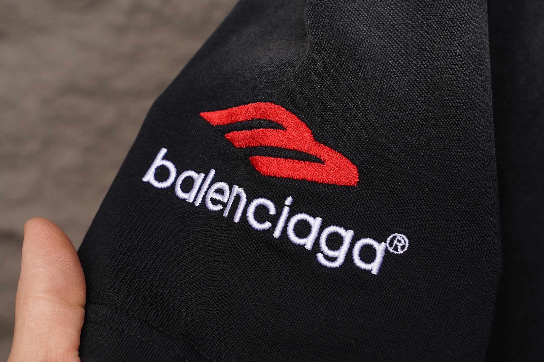 Balenciaga 𝗕𝗮𝗹𝗲𝗻𝗰𝗶𝗮𝗴𝗮/巴黎世家2026SS 可乐海浪. 大M立体刺绣圆领短袖