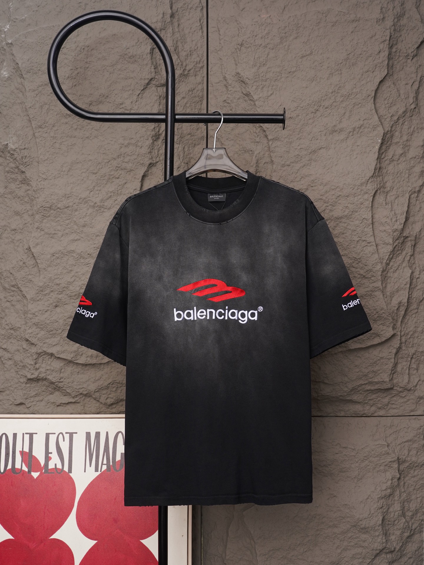 Balenciaga 𝗕𝗮𝗹𝗲𝗻𝗰𝗶𝗮𝗴𝗮/巴黎世家2026SS 可乐海浪. 大M立体刺绣圆领短袖