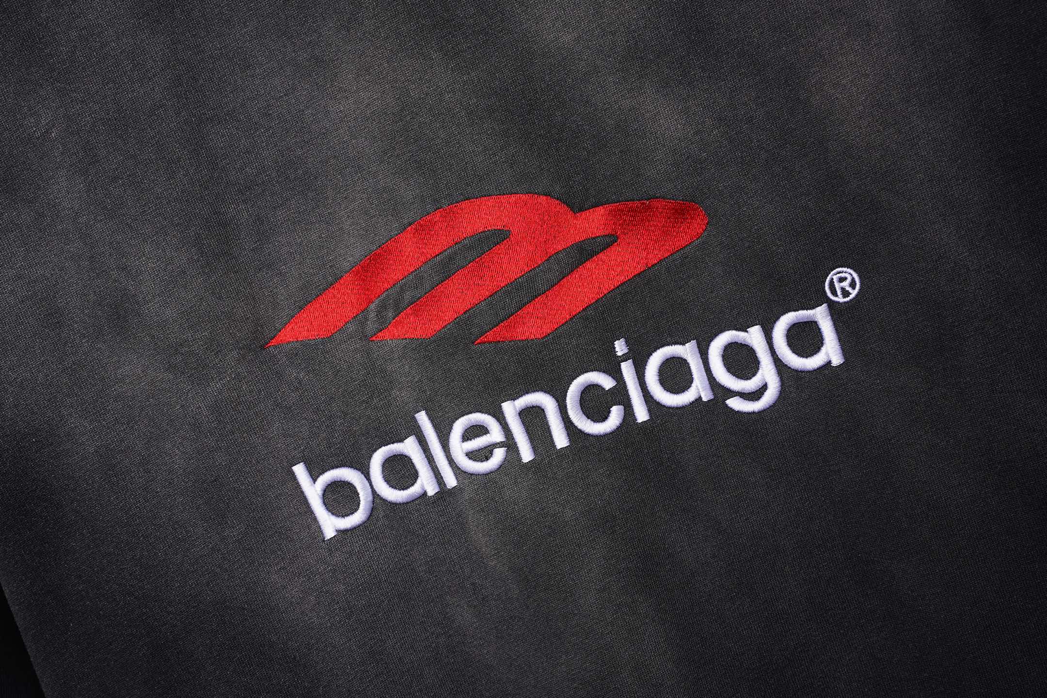 Balenciaga 𝗕𝗮𝗹𝗲𝗻𝗰𝗶𝗮𝗴𝗮/巴黎世家2026SS 可乐海浪. 大M立体刺绣圆领短袖