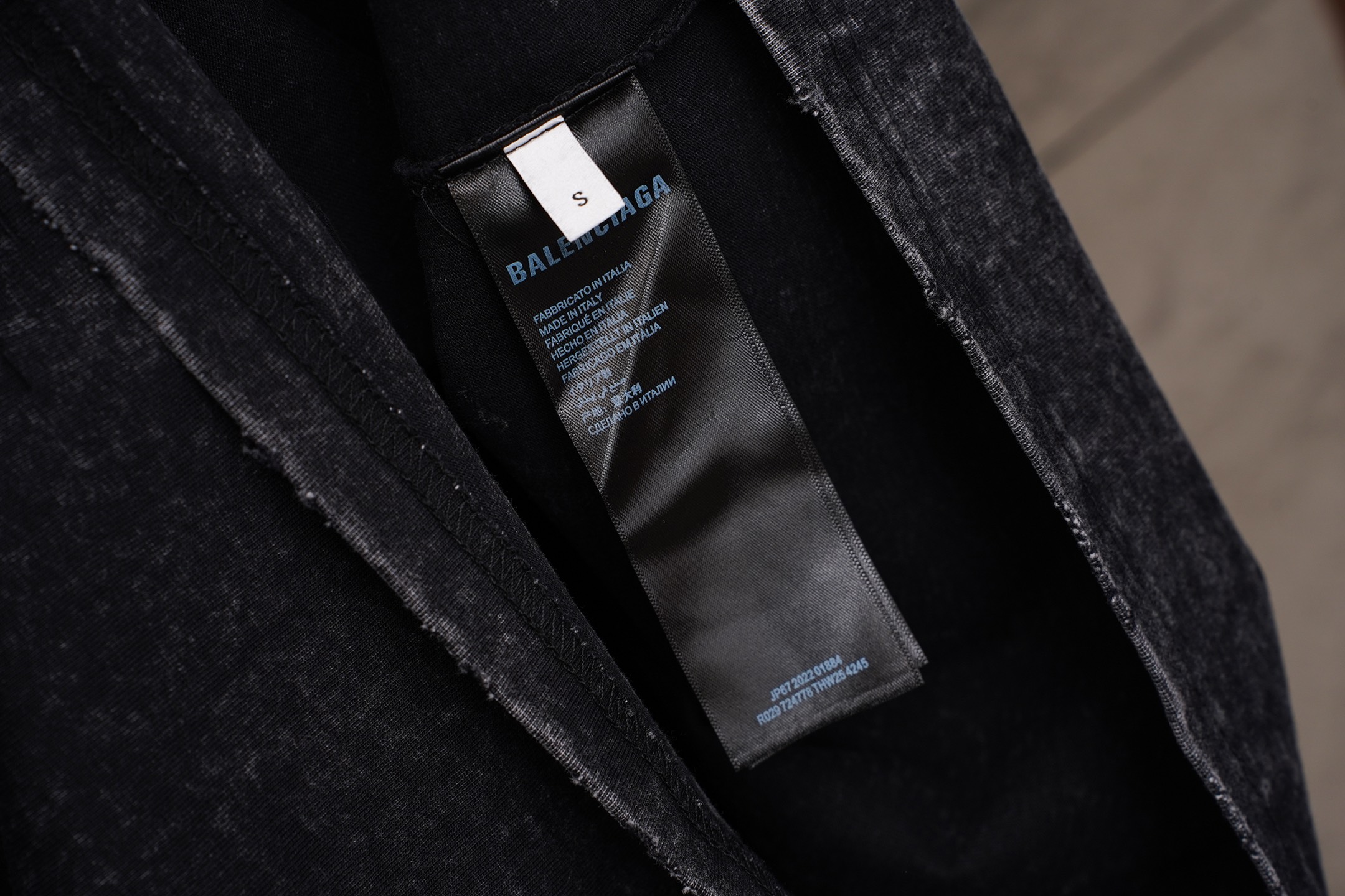 Balenciaga Balenciaga/巴黎世家2026 级别重工艺磨破洗水做旧 刺绣夏季新款 美式酸洗做旧激光烧花贴布绣情侣休闲短袖T恤