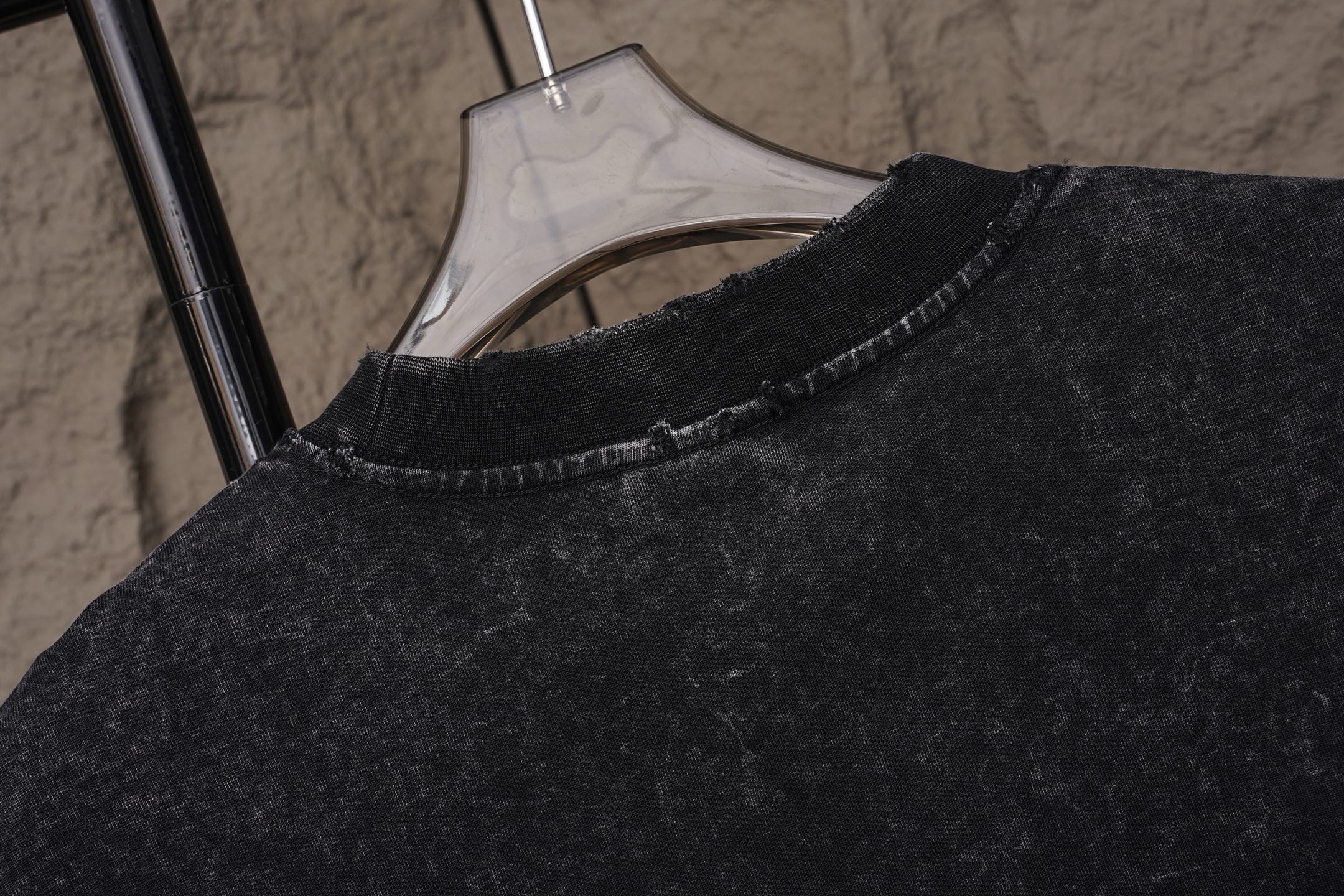 Balenciaga Balenciaga/巴黎世家2026 级别重工艺磨破洗水做旧 刺绣夏季新款 美式酸洗做旧激光烧花贴布绣情侣休闲短袖T恤