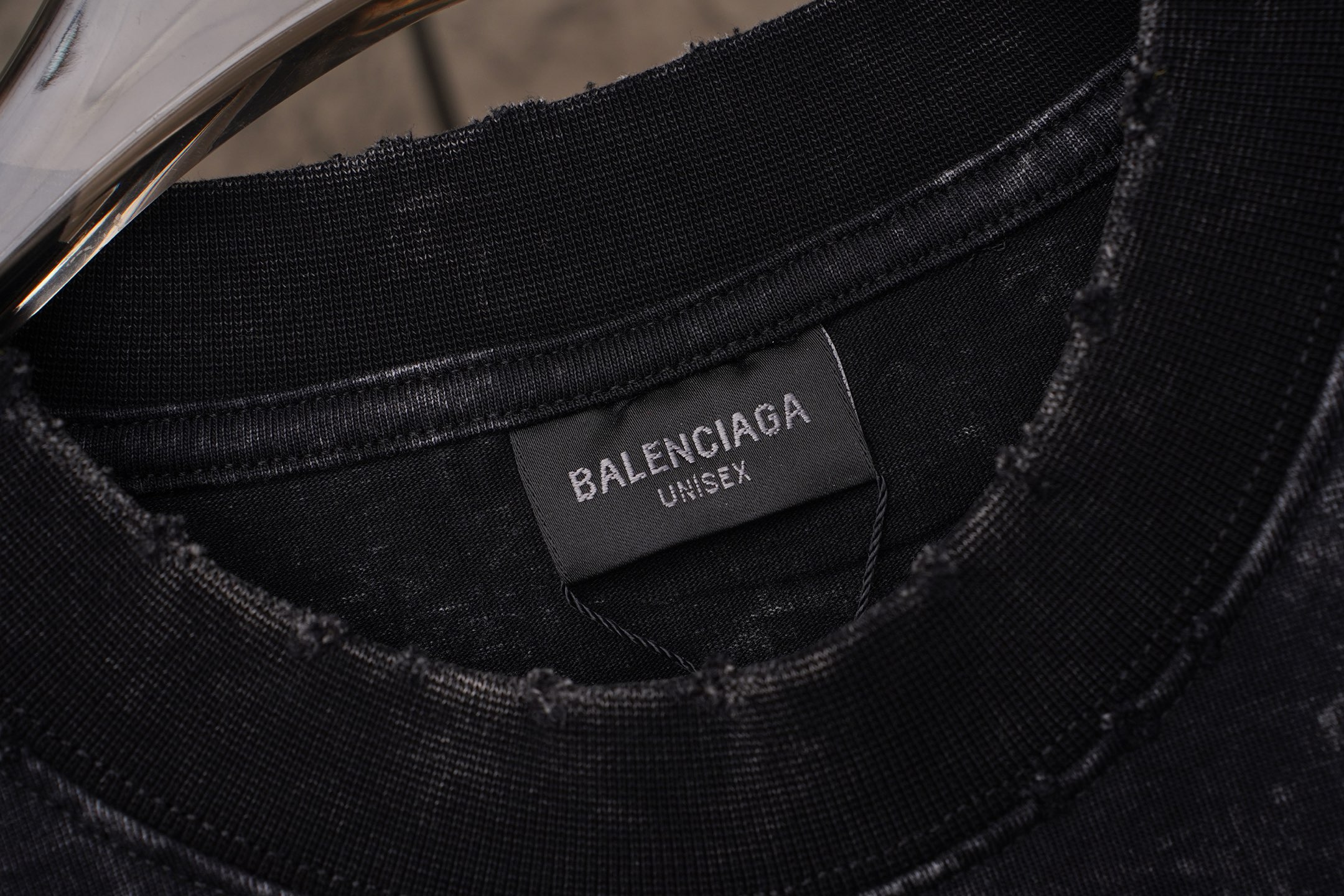 Balenciaga Balenciaga/巴黎世家2026 级别重工艺磨破洗水做旧 刺绣夏季新款 美式酸洗做旧激光烧花贴布绣情侣休闲短袖T恤