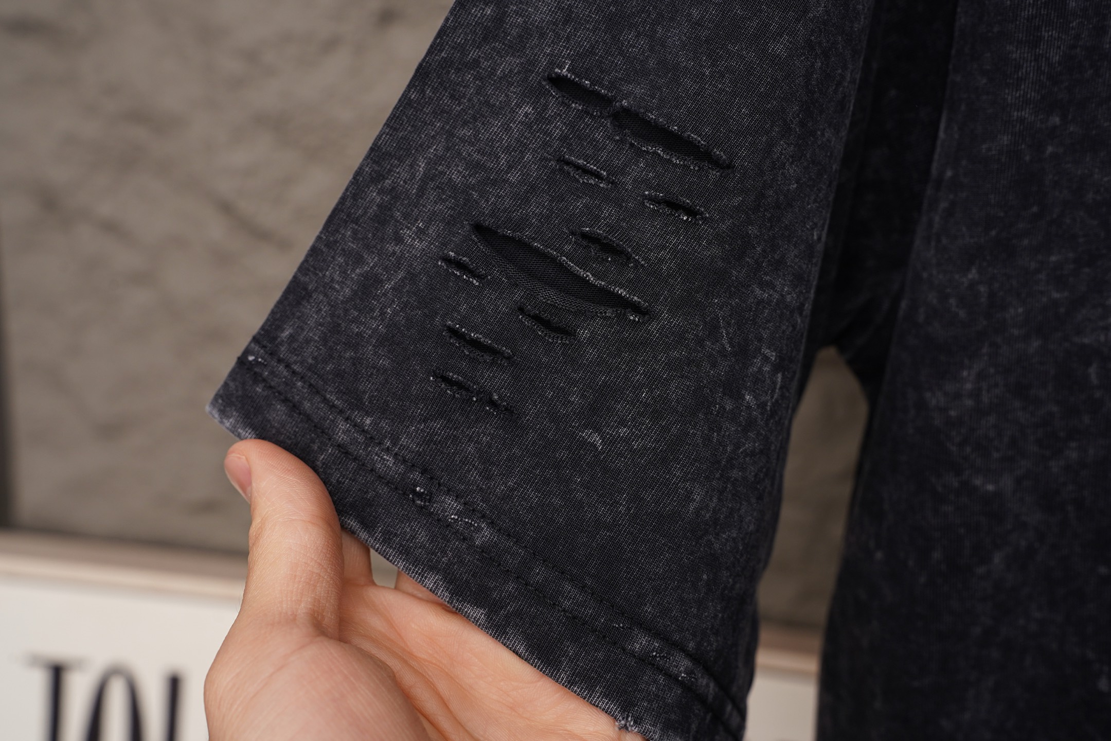 Balenciaga Balenciaga/巴黎世家2026 级别重工艺磨破洗水做旧 刺绣夏季新款 美式酸洗做旧激光烧花贴布绣情侣休闲短袖T恤
