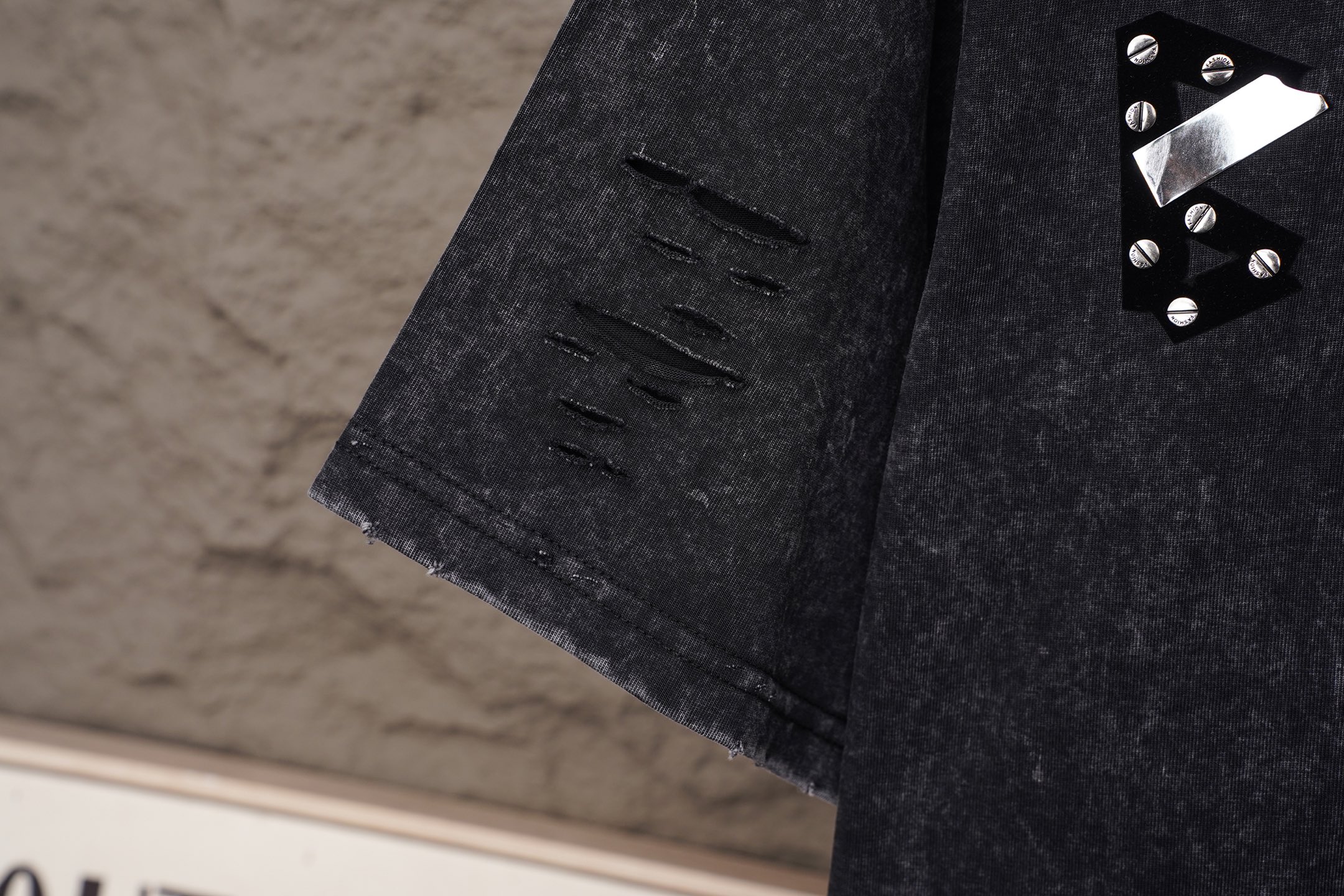 Balenciaga Balenciaga/巴黎世家2026 级别重工艺磨破洗水做旧 刺绣夏季新款 美式酸洗做旧激光烧花贴布绣情侣休闲短袖T恤