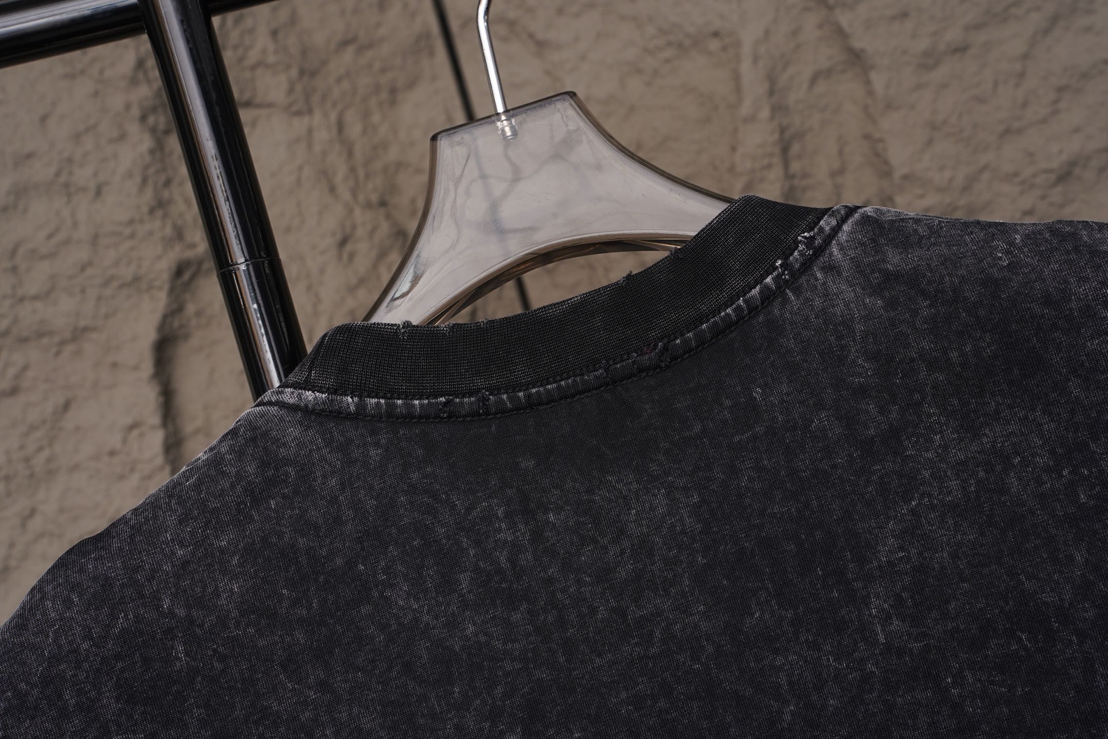 Balenciaga Balenciaga/巴黎世家2026 级别重工艺磨破洗水做旧 刺绣夏季新款 美式酸洗做旧激光烧花贴布绣情侣休闲短袖T恤