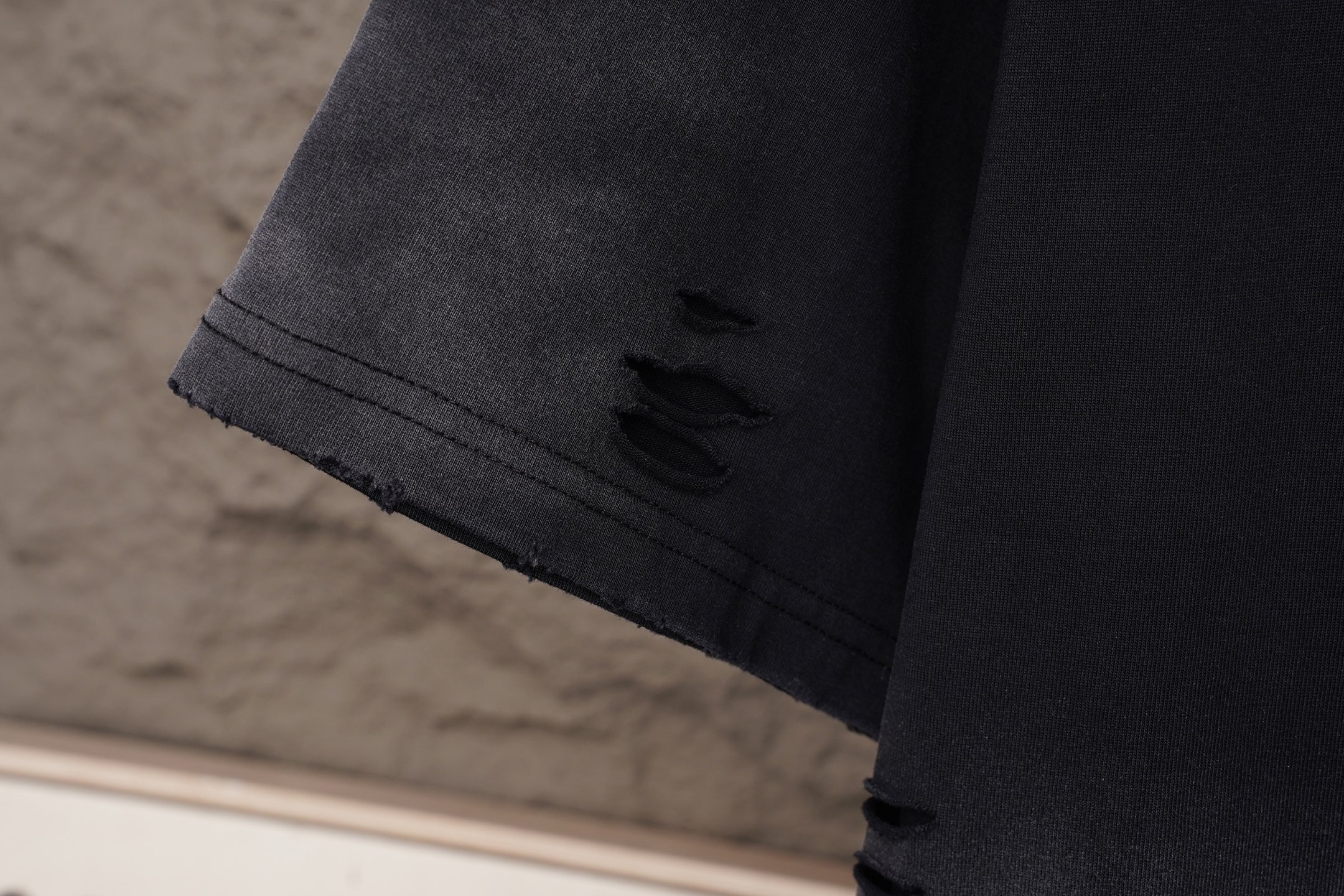 Balenciaga Balenciaga/巴黎世家2026 级别重工艺磨破洗水做旧 刺绣夏季新款 美式酸洗做旧激光烧花贴布绣情侣休闲短袖T恤
