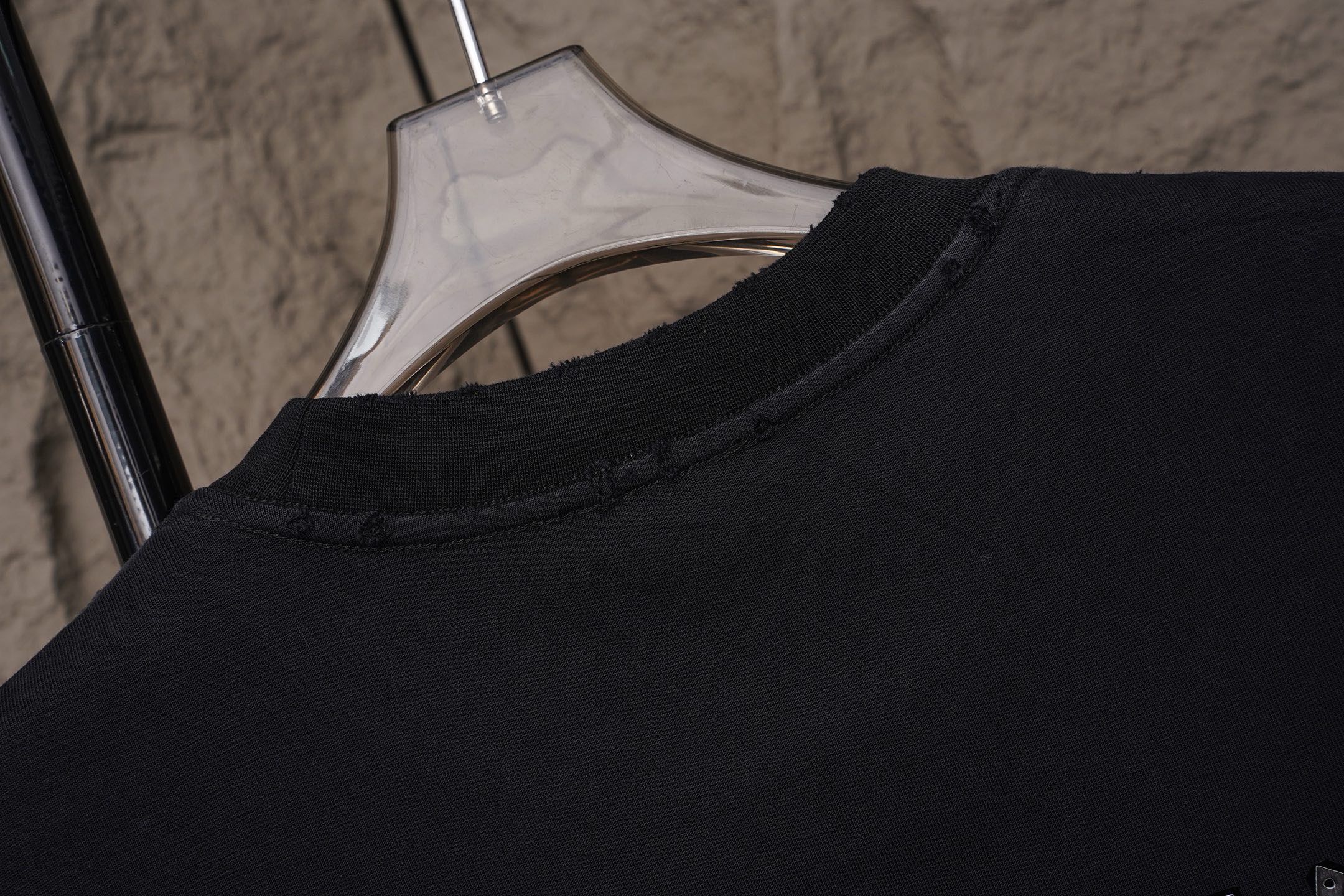 Balenciaga Balenciaga/巴黎世家2026 级别重工艺磨破洗水做旧 刺绣夏季新款 美式酸洗做旧激光烧花贴布绣情侣休闲短袖T恤
