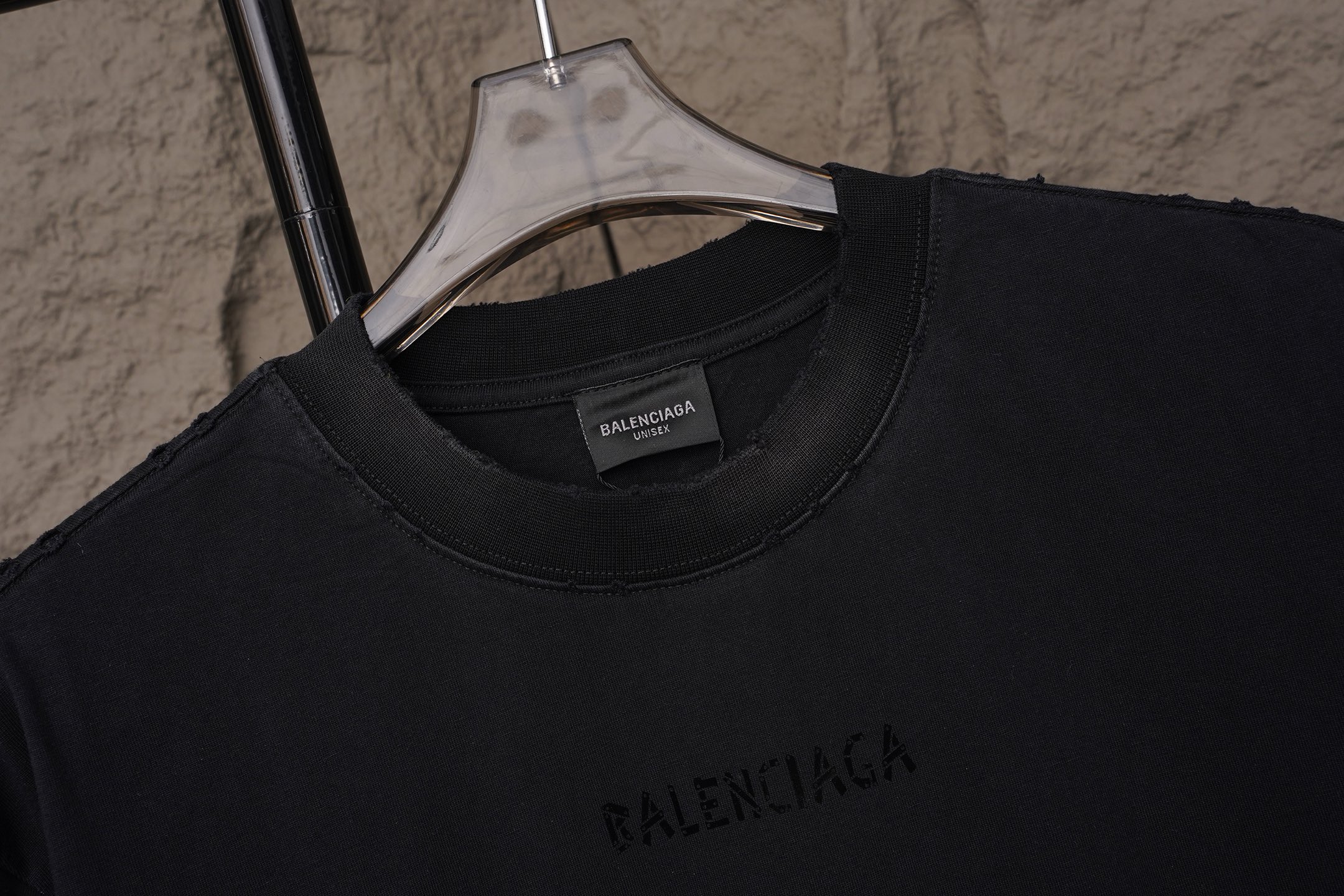 Balenciaga Balenciaga/巴黎世家2026 级别重工艺磨破洗水做旧 刺绣夏季新款 美式酸洗做旧激光烧花贴布绣情侣休闲短袖T恤