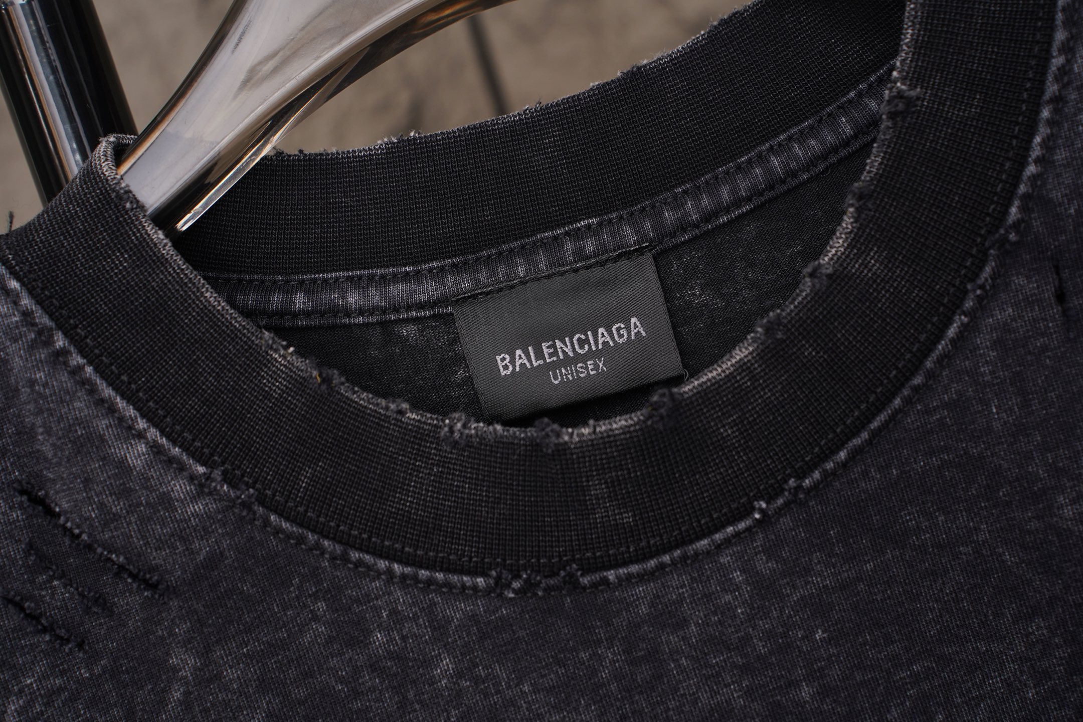 Balenciaga Balenciaga/巴黎世家2026 级别重工艺磨破洗水做旧 刺绣夏季新款 美式酸洗做旧激光烧花贴布绣情侣休闲短袖T恤