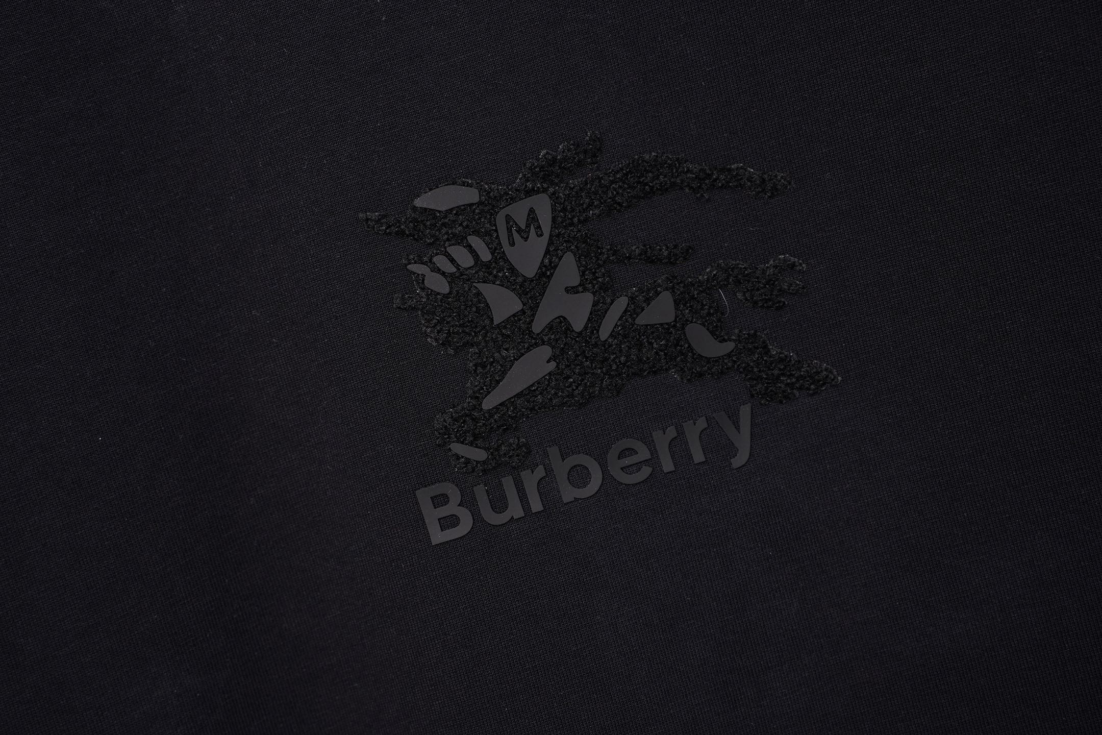 Burberry burberry/巴宝莉2026手绘炒盐重工艺 刺绣夏季新款 美式酸洗做旧激光烧花贴布绣情侣休闲短袖T恤
