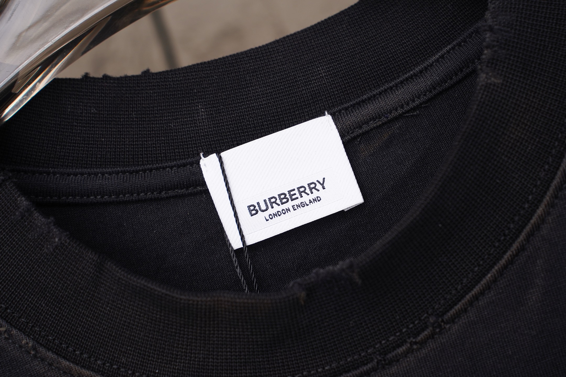 Burberry burberry/巴宝莉2026手绘炒盐重工艺 刺绣夏季新款 美式酸洗做旧激光烧花贴布绣情侣休闲短袖T恤