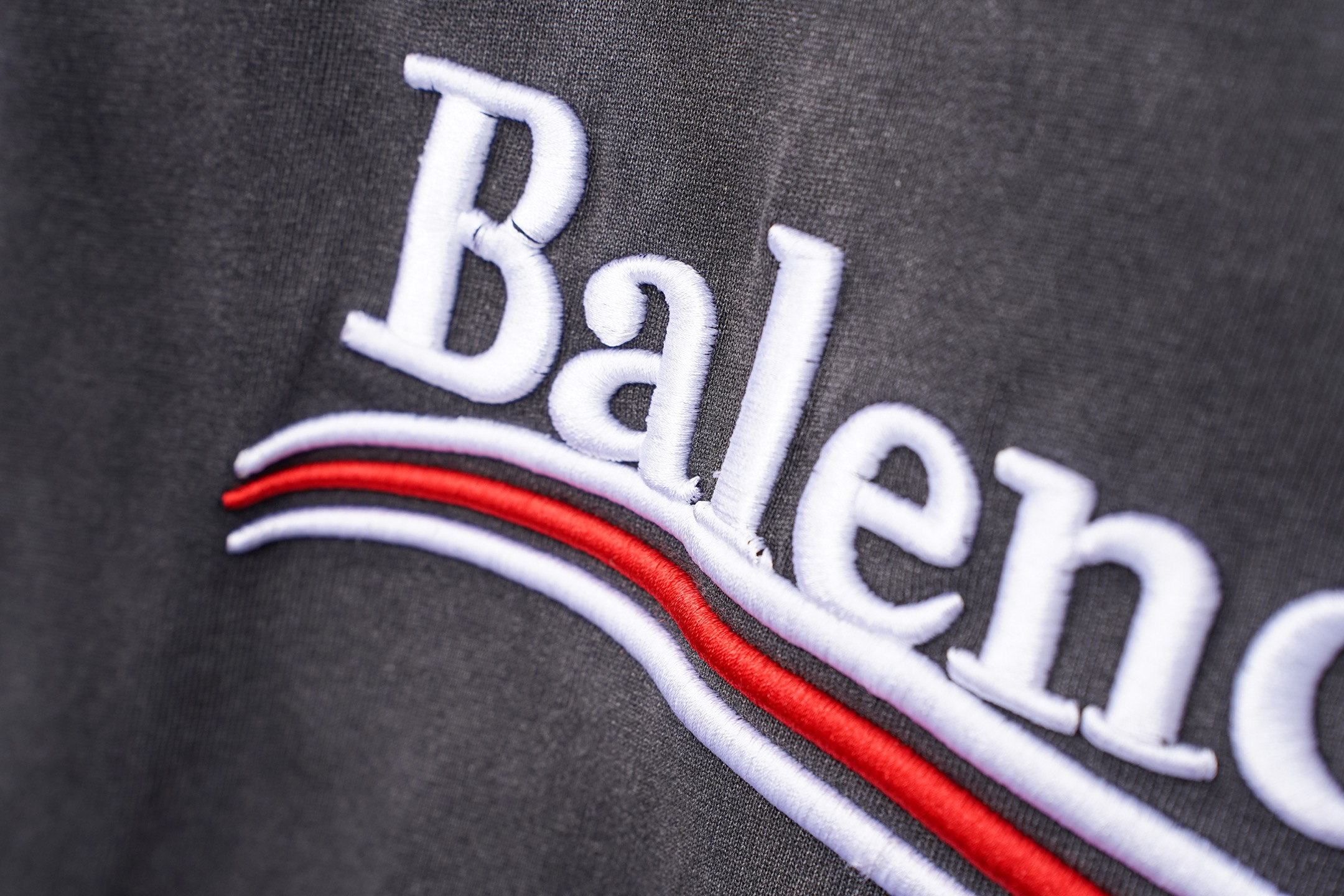 Balenciaga 𝗕𝗮𝗹𝗲𝗻𝗰𝗶𝗮𝗴𝗮/巴黎世家2026SS 可乐海浪. 大M立体刺绣圆领短袖