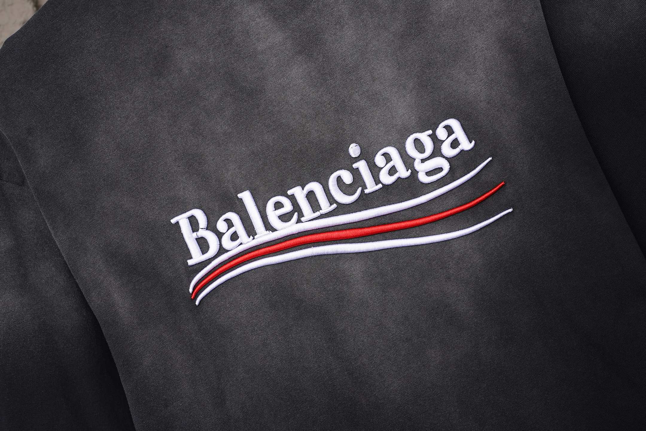 Balenciaga 𝗕𝗮𝗹𝗲𝗻𝗰𝗶𝗮𝗴𝗮/巴黎世家2026SS 可乐海浪. 大M立体刺绣圆领短袖