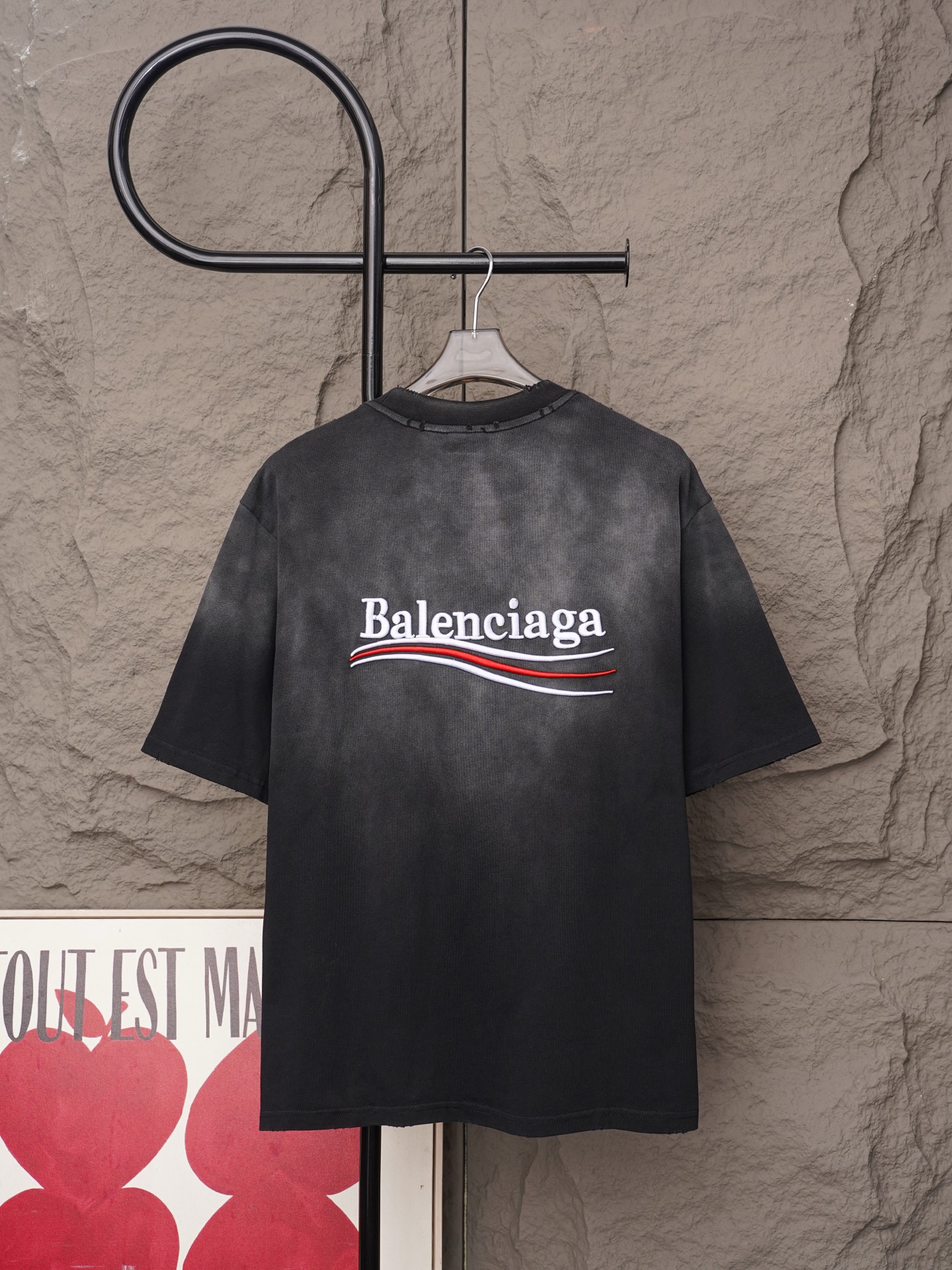 Balenciaga 𝗕𝗮𝗹𝗲𝗻𝗰𝗶𝗮𝗴𝗮/巴黎世家2026SS 可乐海浪. 大M立体刺绣圆领短袖