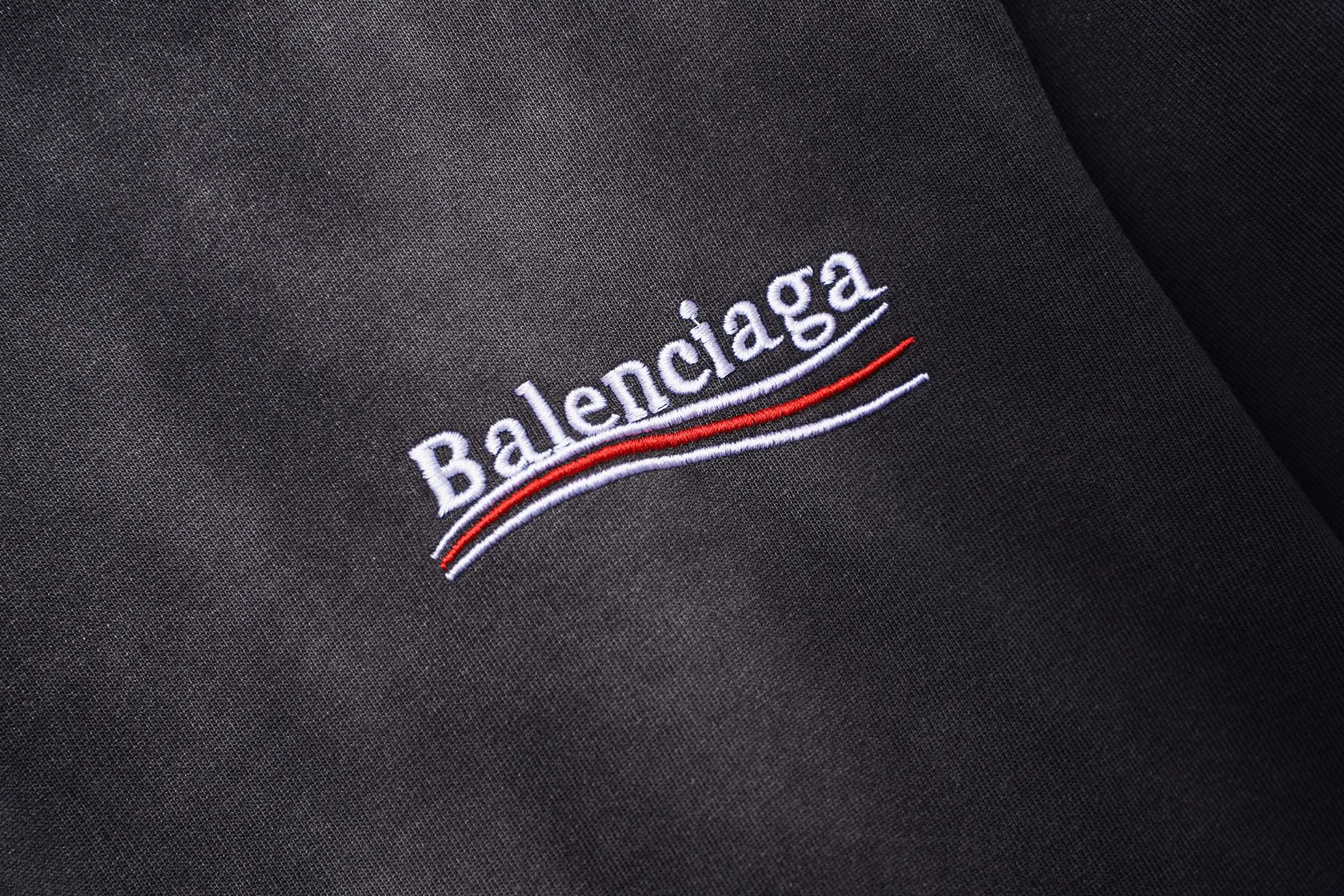 Balenciaga 𝗕𝗮𝗹𝗲𝗻𝗰𝗶𝗮𝗴𝗮/巴黎世家2026SS 可乐海浪. 大M立体刺绣圆领短袖