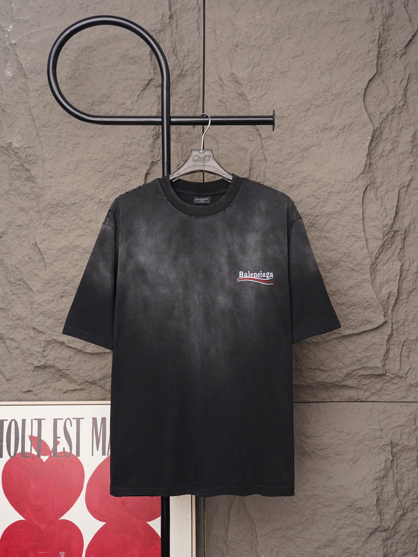 Balenciaga 𝗕𝗮𝗹𝗲𝗻𝗰𝗶𝗮𝗴𝗮/巴黎世家2026SS 可乐海浪. 大M立体刺绣圆领短袖
