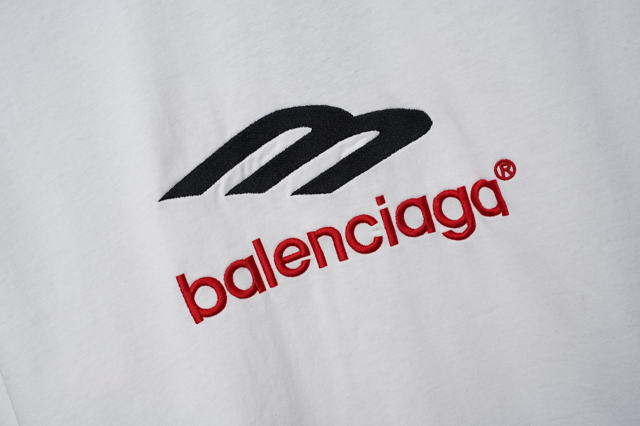 Balenciaga Balenciaga/巴黎世家2026大M 刺绣夏季新款 美式酸洗做旧激光烧花贴布绣情侣休闲短袖T恤