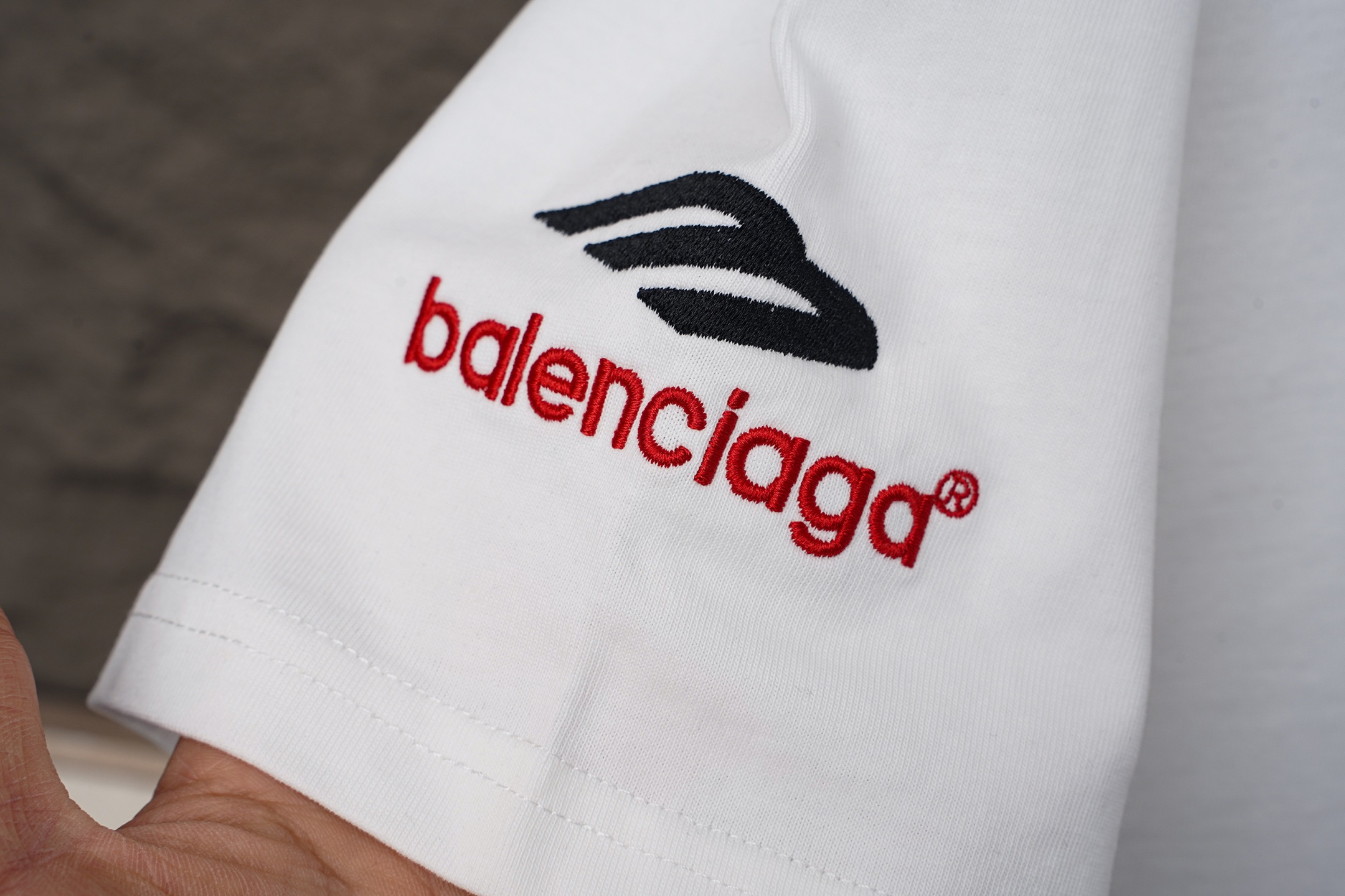Balenciaga Balenciaga/巴黎世家2026大M 刺绣夏季新款 美式酸洗做旧激光烧花贴布绣情侣休闲短袖T恤