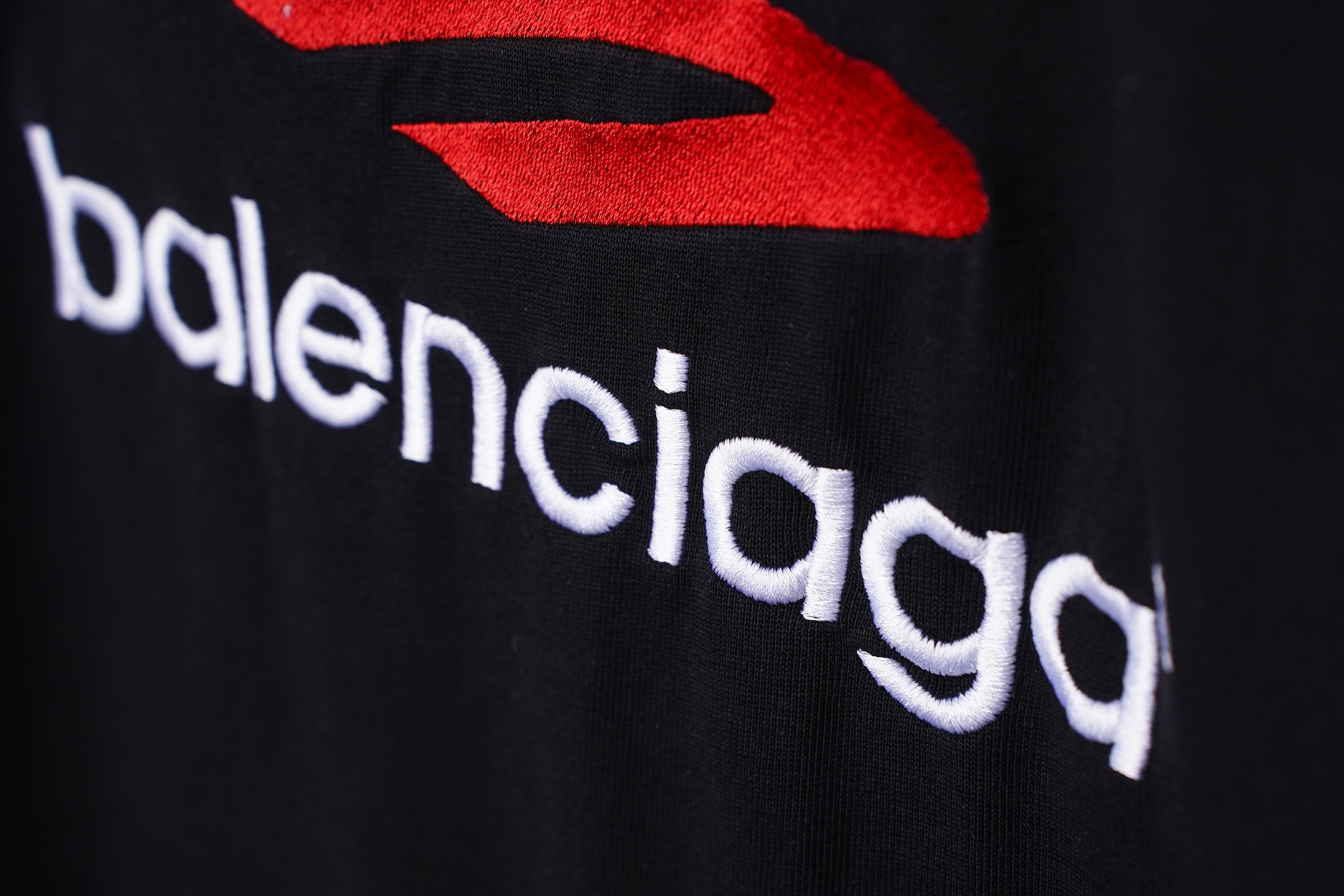 Balenciaga Balenciaga/巴黎世家2026大M 刺绣夏季新款 美式酸洗做旧激光烧花贴布绣情侣休闲短袖T恤