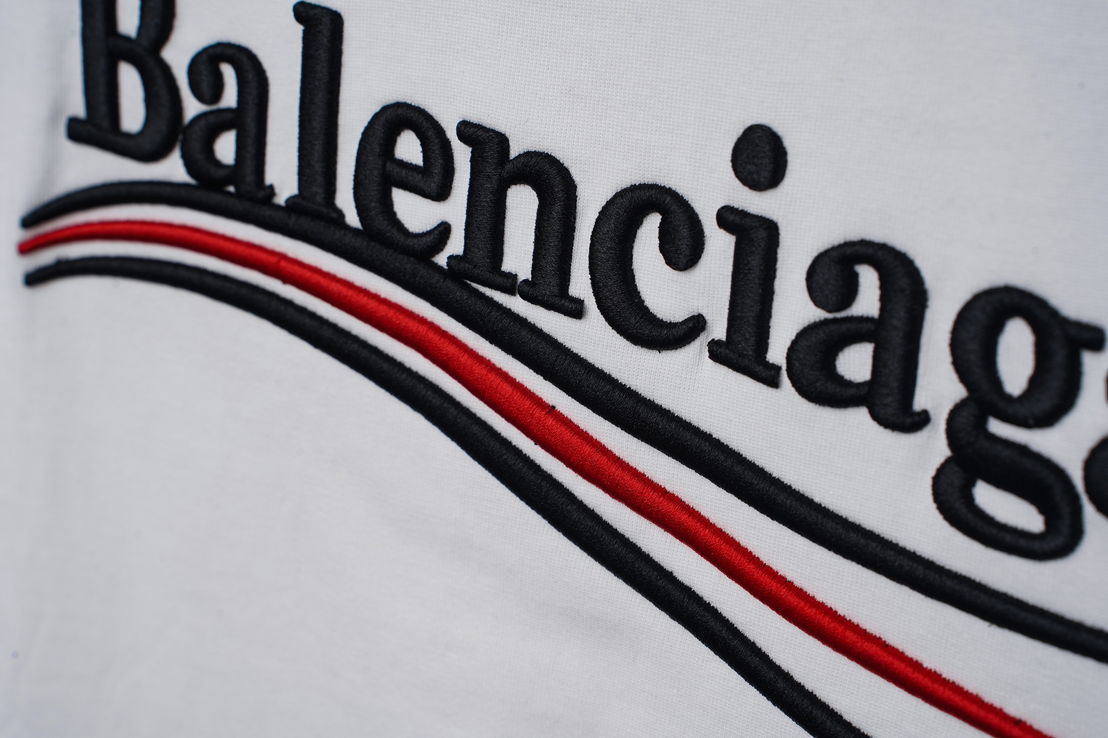 Balenciaga 𝗕𝗮𝗹𝗲𝗻𝗰𝗶𝗮𝗴𝗮/巴黎世家2026SS 可乐海浪立体刺绣圆领短袖