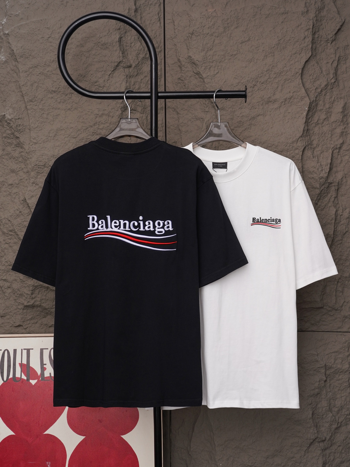 Balenciaga 𝗕𝗮𝗹𝗲𝗻𝗰𝗶𝗮𝗴𝗮/巴黎世家2026SS 可乐海浪立体刺绣圆领短袖