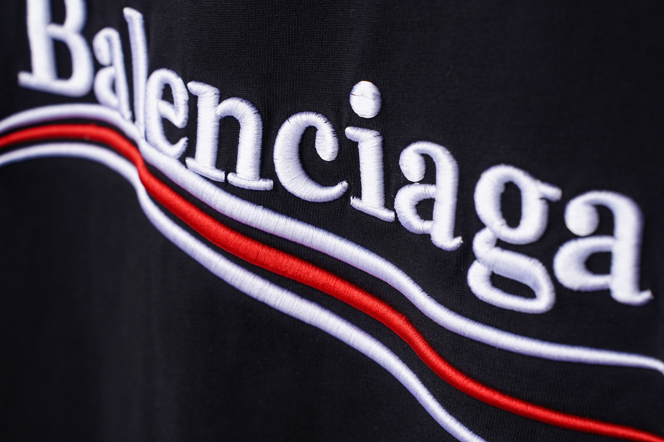 Balenciaga 𝗕𝗮𝗹𝗲𝗻𝗰𝗶𝗮𝗴𝗮/巴黎世家2026SS 可乐海浪立体刺绣圆领短袖