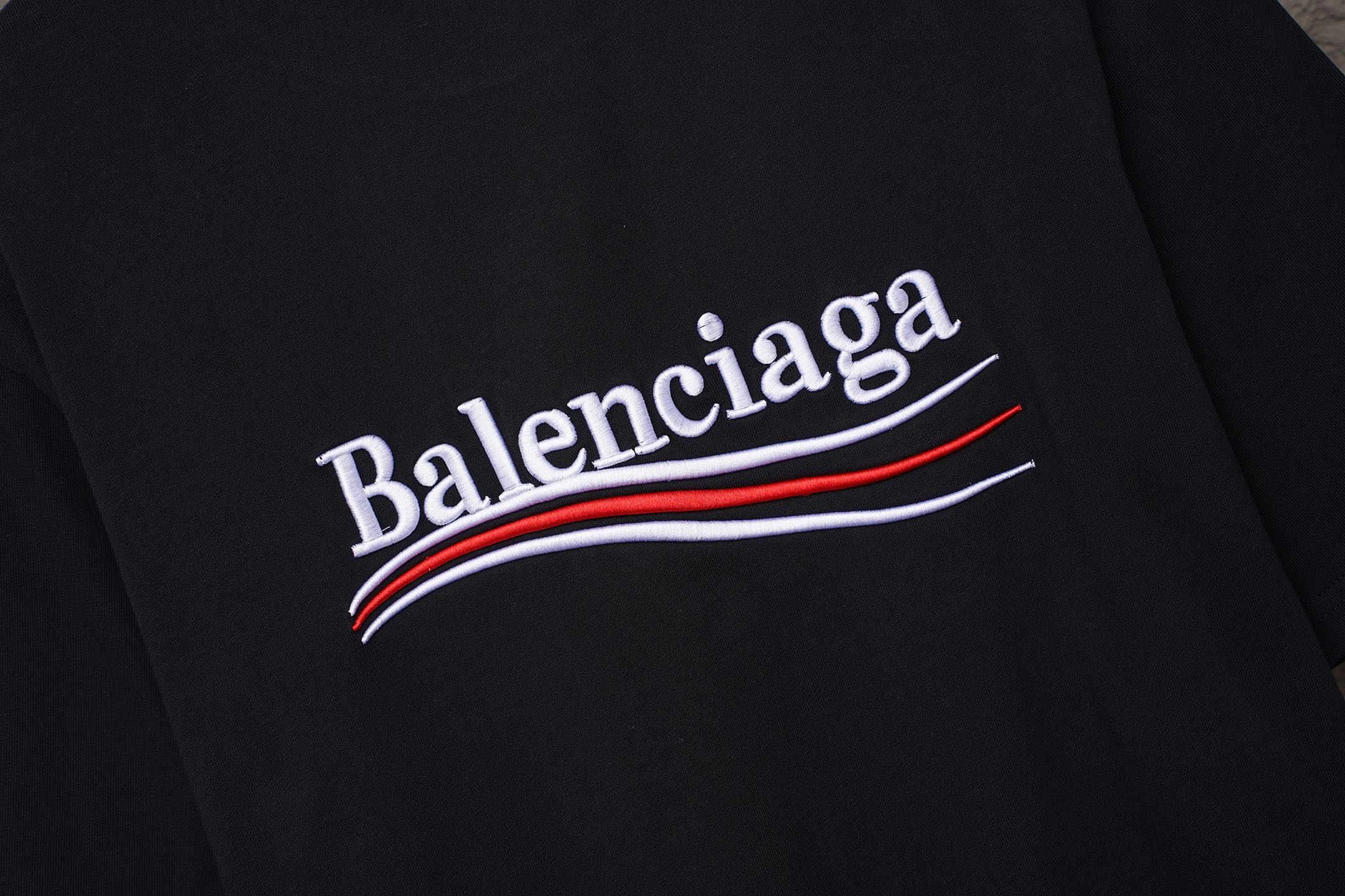 Balenciaga 𝗕𝗮𝗹𝗲𝗻𝗰𝗶𝗮𝗴𝗮/巴黎世家2026SS 可乐海浪立体刺绣圆领短袖