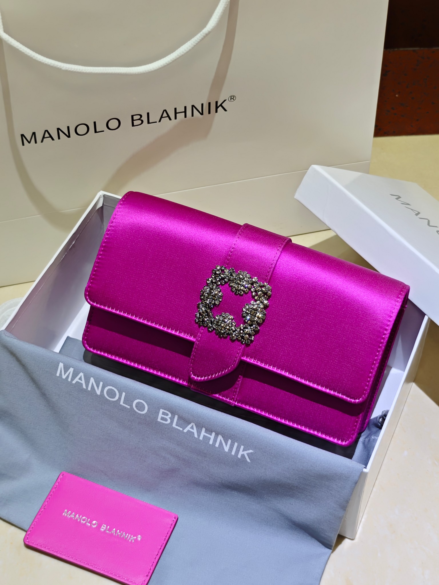 Manolo Blahnik Avondtas - Fuchsia Satijn met Kristallen Gesp & Afneembare Ketting