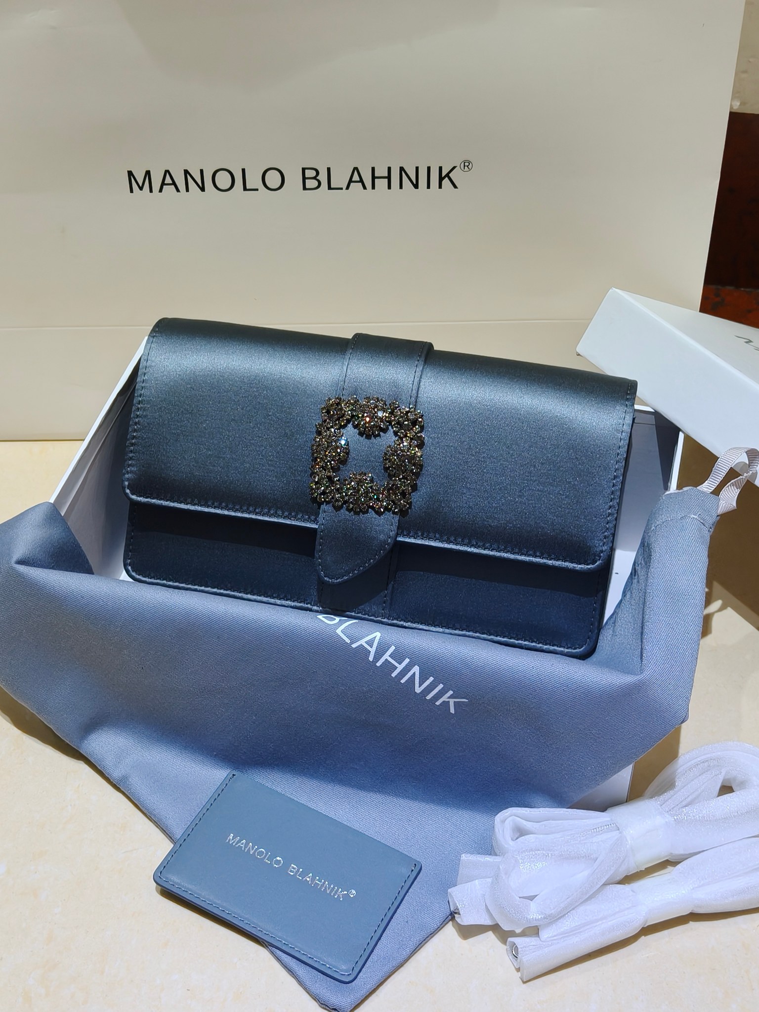Manolo Blahnik Bolso de Noche con Hebilla de Cristal en Satén Gris Oscuro