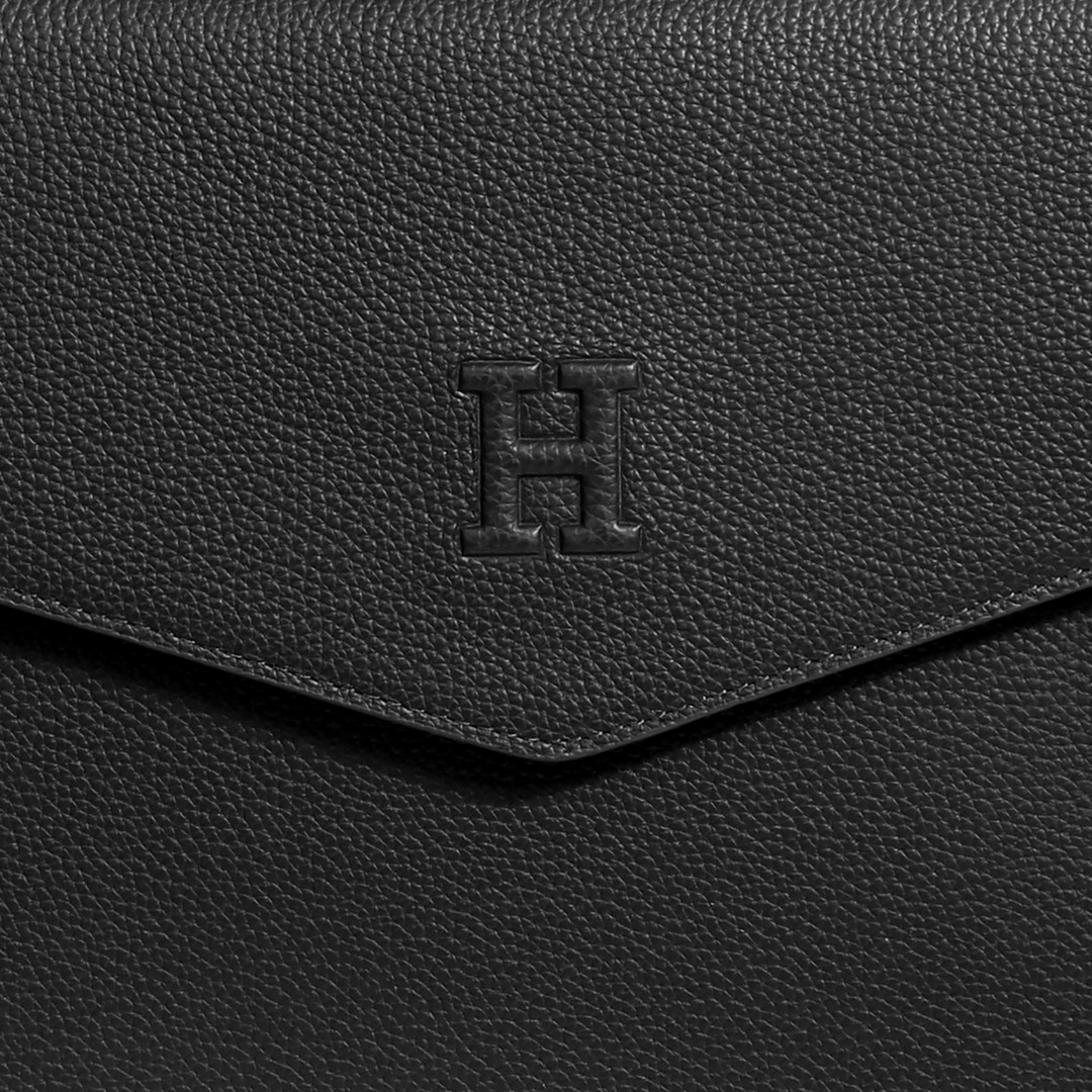 ，爱马仕爆款来袭，精致公文包💼选用由再生聚酯纤维和棉质纱线制成的面料打造，装饰专属标识图案，搭配品牌徽标