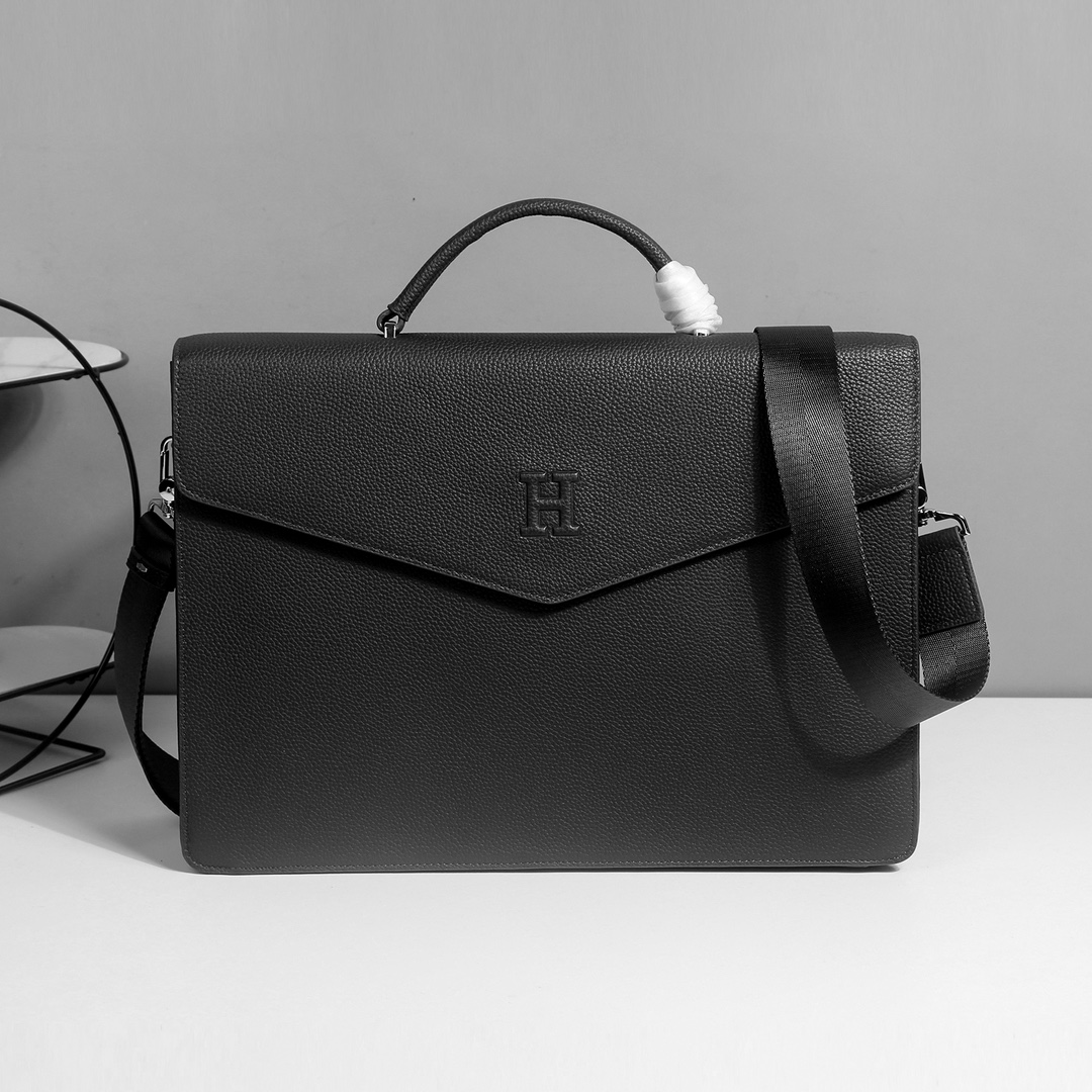 ，爱马仕爆款来袭，精致公文包💼选用由再生聚酯纤维和棉质纱线制成的面料打造，装饰专属标识图案，搭配品牌徽标