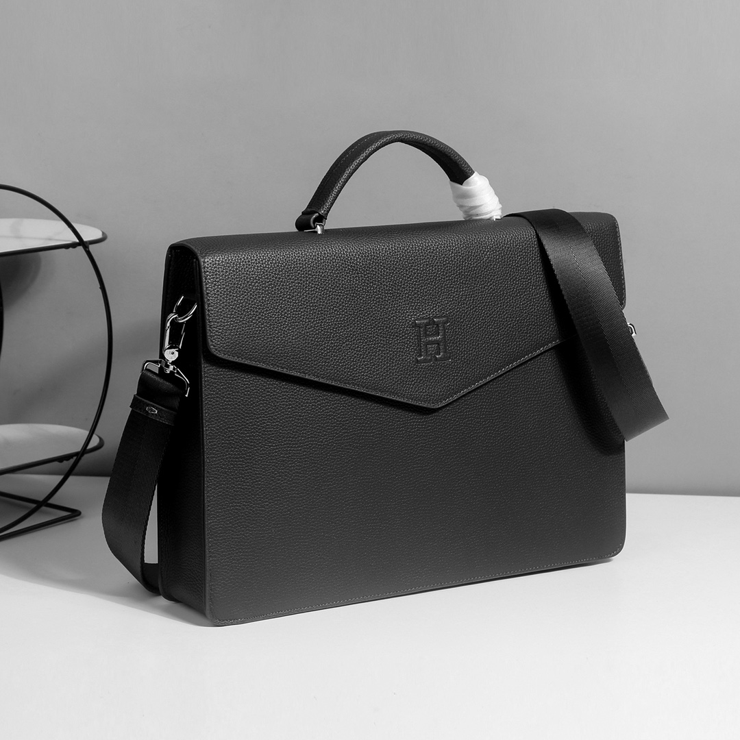 ，爱马仕爆款来袭，精致公文包💼选用由再生聚酯纤维和棉质纱线制成的面料打造，装饰专属标识图案，搭配品牌徽标