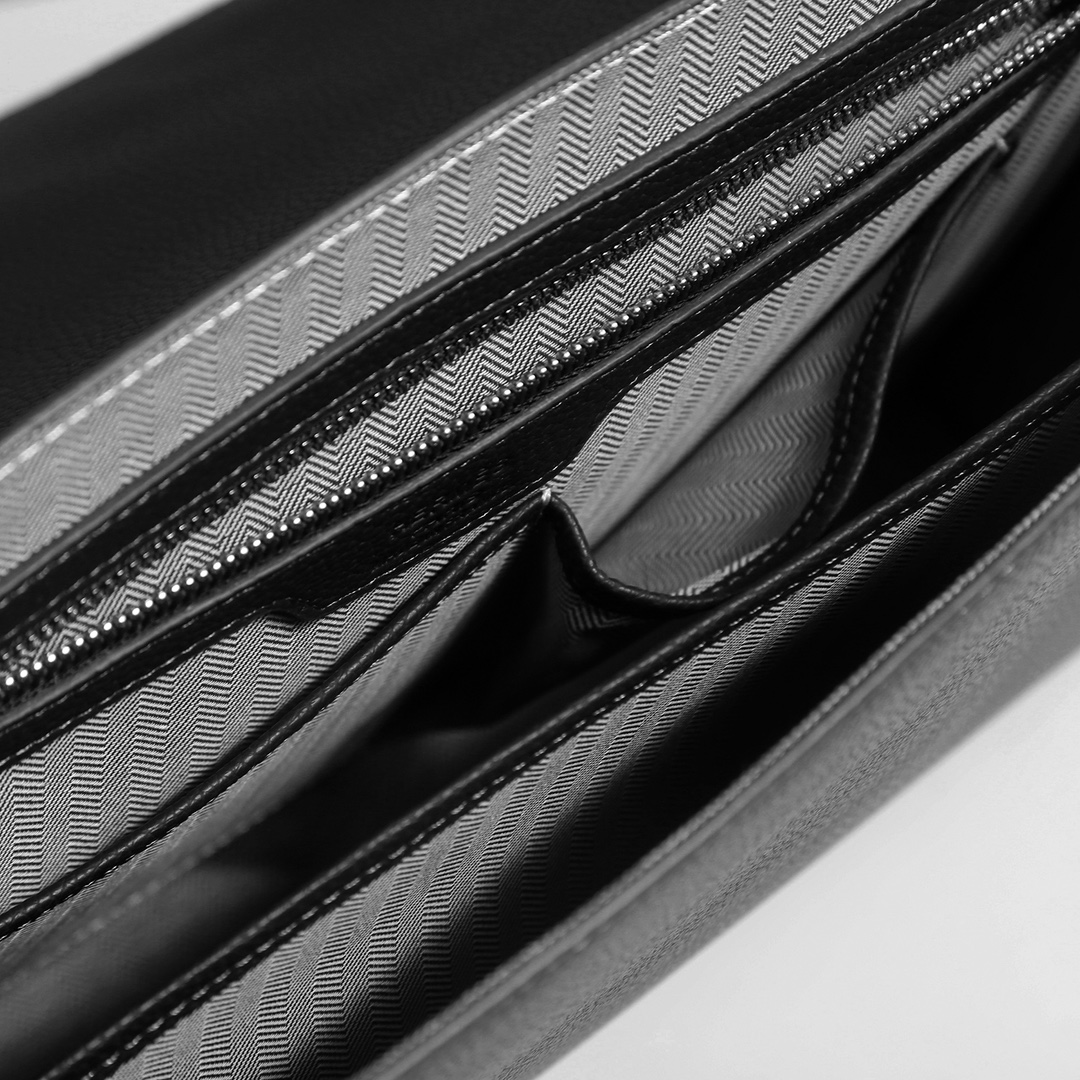 ，爱马仕爆款来袭，精致公文包💼选用由再生聚酯纤维和棉质纱线制成的面料打造，装饰专属标识图案，搭配品牌徽标