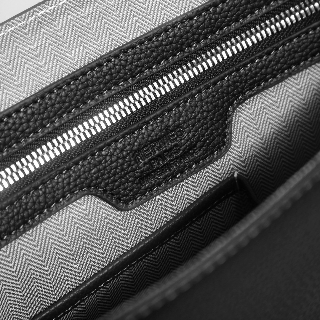 ，爱马仕爆款来袭，精致公文包💼选用由再生聚酯纤维和棉质纱线制成的面料打造，装饰专属标识图案，搭配品牌徽标