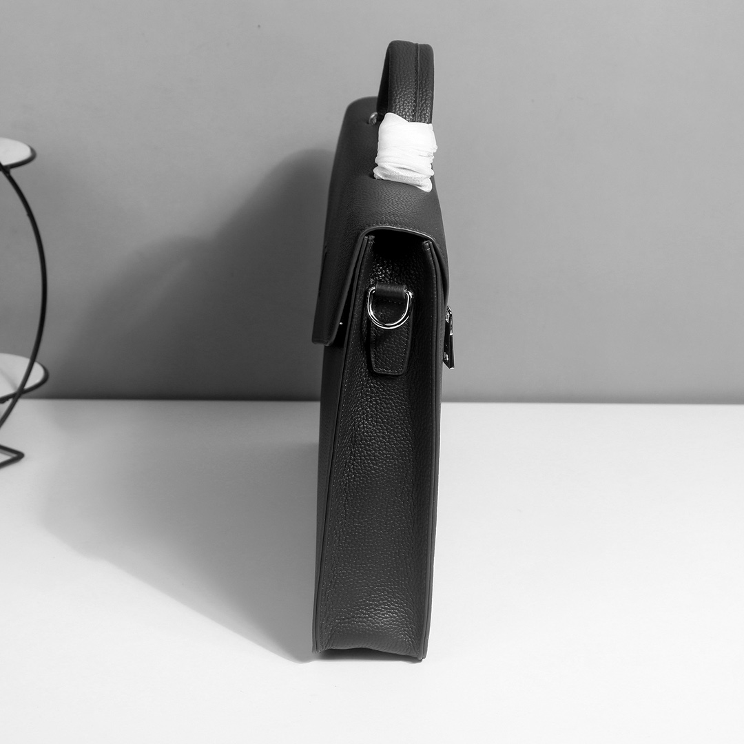 ，爱马仕爆款来袭，精致公文包💼选用由再生聚酯纤维和棉质纱线制成的面料打造，装饰专属标识图案，搭配品牌徽标