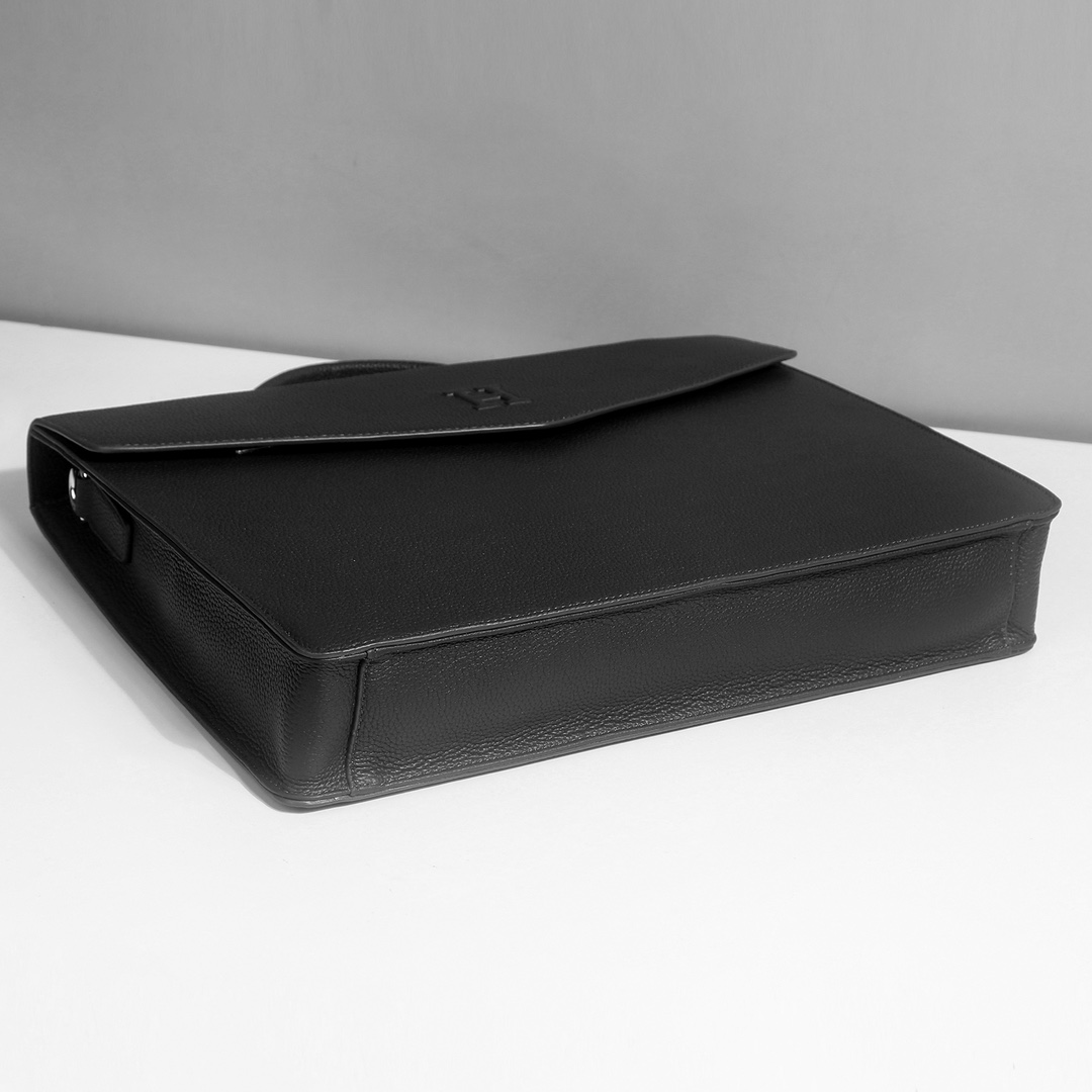 ，爱马仕爆款来袭，精致公文包💼选用由再生聚酯纤维和棉质纱线制成的面料打造，装饰专属标识图案，搭配品牌徽标