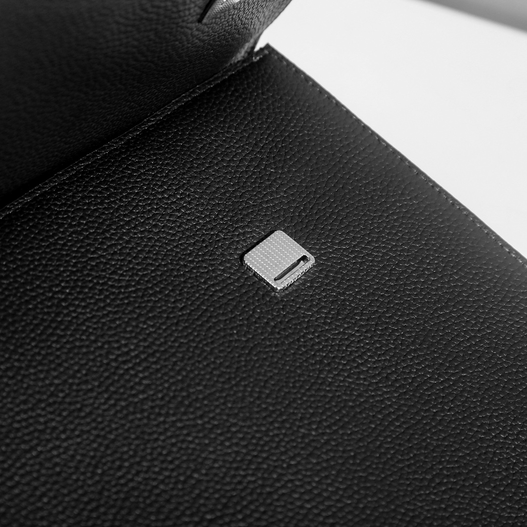 ，爱马仕爆款来袭，精致公文包💼选用由再生聚酯纤维和棉质纱线制成的面料打造，装饰专属标识图案，搭配品牌徽标