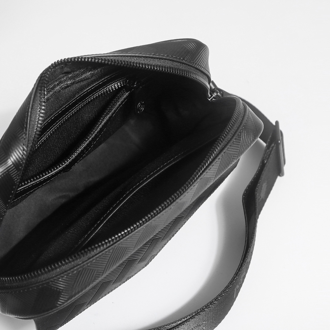 ，万宝龙爆款来袭，精致单肩包💼选用由再生聚酯纤维头层牛皮和棉质纱线制成的面料打造，装饰专属标识图案压印和