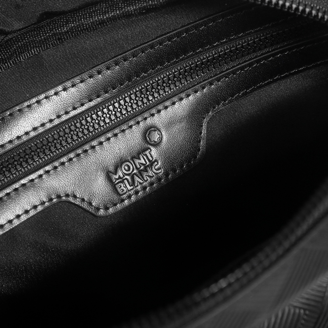 ，万宝龙爆款来袭，精致单肩包💼选用由再生聚酯纤维头层牛皮和棉质纱线制成的面料打造，装饰专属标识图案压印和