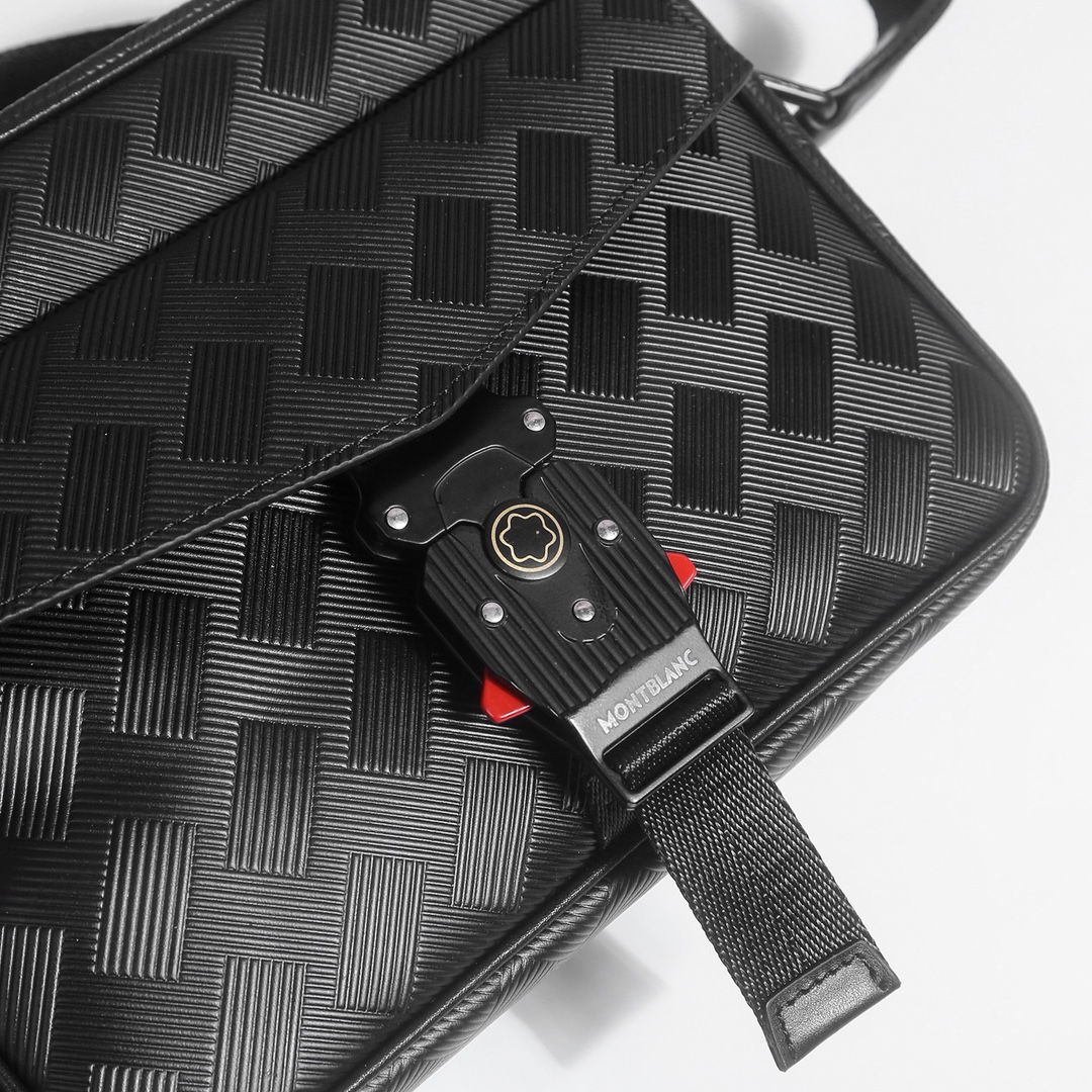 ，万宝龙爆款来袭，精致单肩包💼选用由再生聚酯纤维头层牛皮和棉质纱线制成的面料打造，装饰专属标识图案压印和