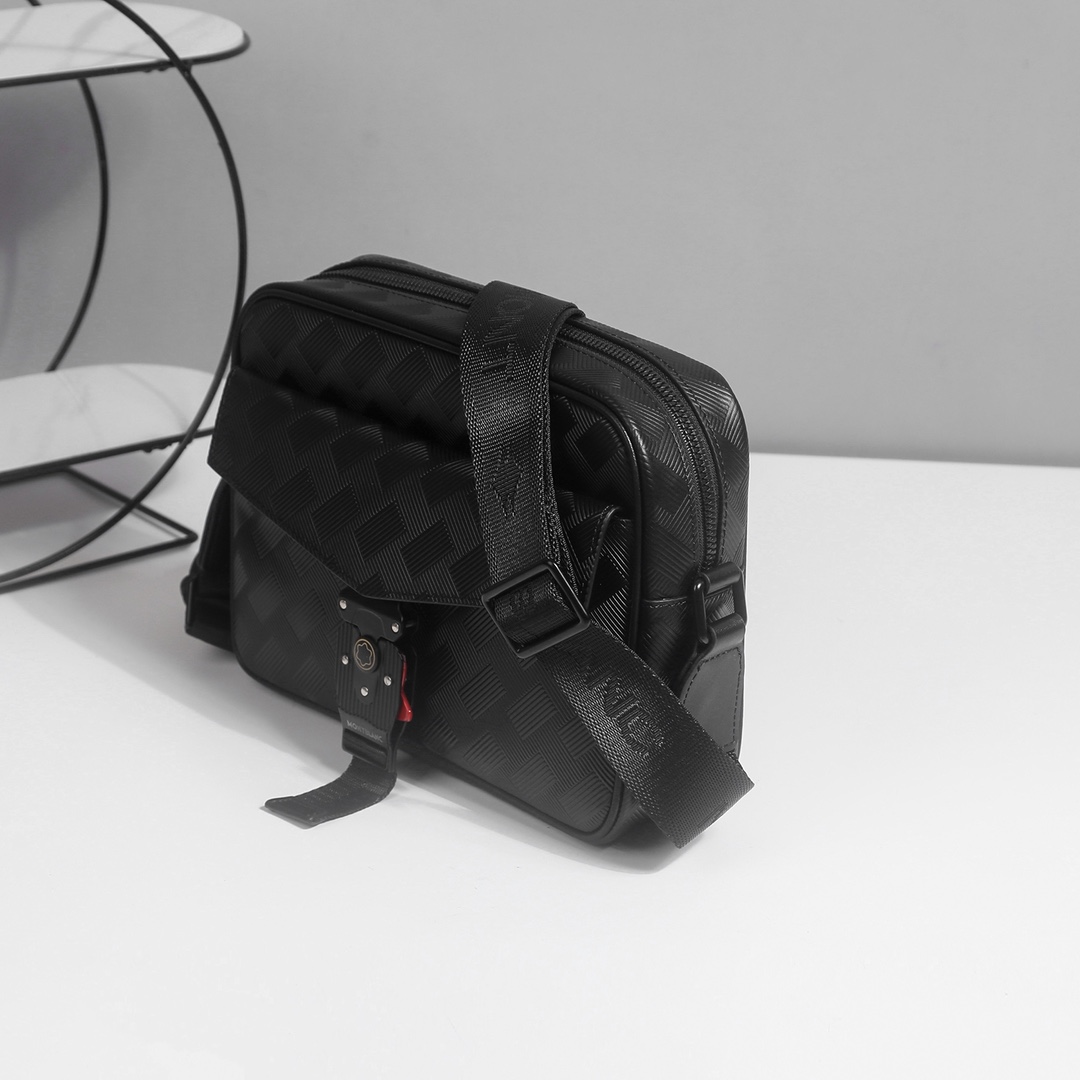 ，万宝龙爆款来袭，精致单肩包💼选用由再生聚酯纤维头层牛皮和棉质纱线制成的面料打造，装饰专属标识图案压印和