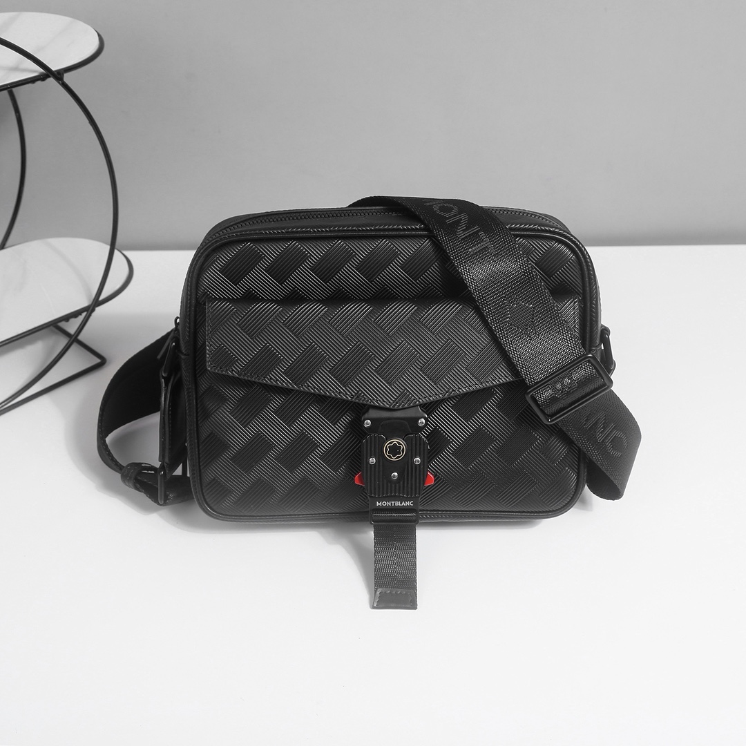 ，万宝龙爆款来袭，精致单肩包💼选用由再生聚酯纤维头层牛皮和棉质纱线制成的面料打造，装饰专属标识图案压印和