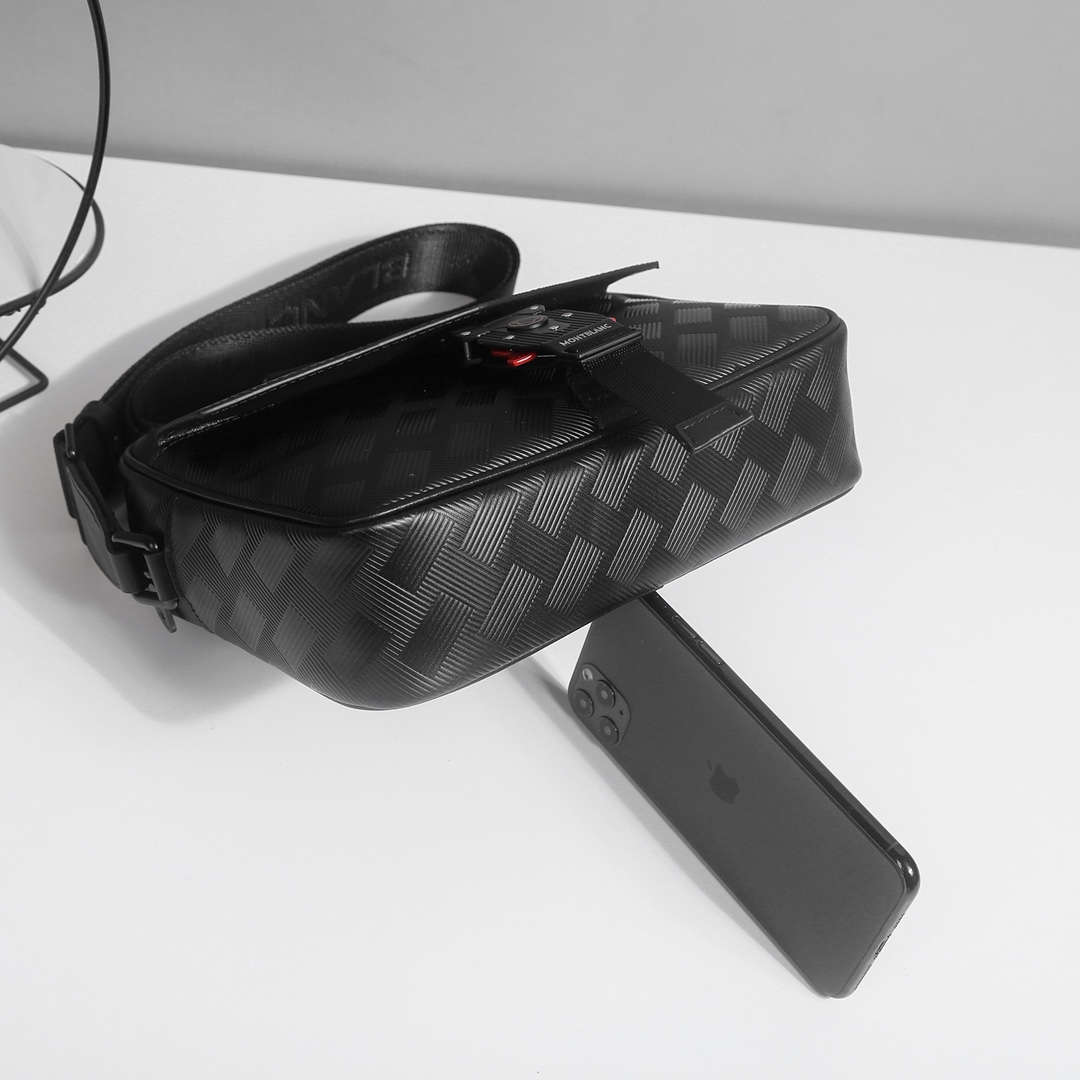 ，万宝龙爆款来袭，精致单肩包💼选用由再生聚酯纤维头层牛皮和棉质纱线制成的面料打造，装饰专属标识图案压印和