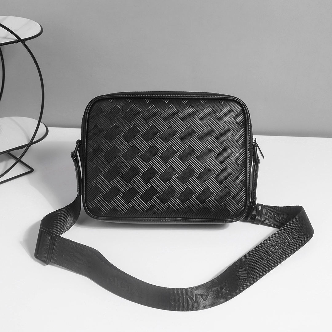 ，万宝龙爆款来袭，精致单肩包💼选用由再生聚酯纤维头层牛皮和棉质纱线制成的面料打造，装饰专属标识图案压印和