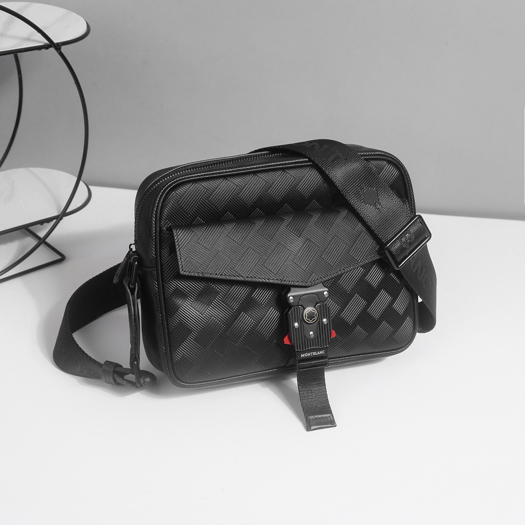 ，万宝龙爆款来袭，精致单肩包💼选用由再生聚酯纤维头层牛皮和棉质纱线制成的面料打造，装饰专属标识图案压印和