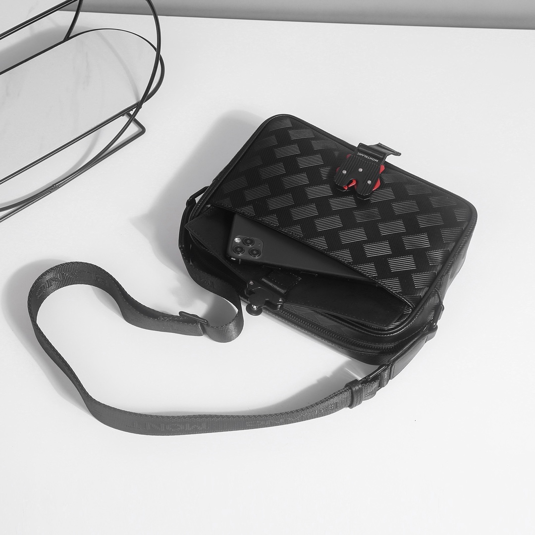 ，万宝龙爆款来袭，精致单肩包💼选用由再生聚酯纤维头层牛皮和棉质纱线制成的面料打造，装饰专属标识图案压印和