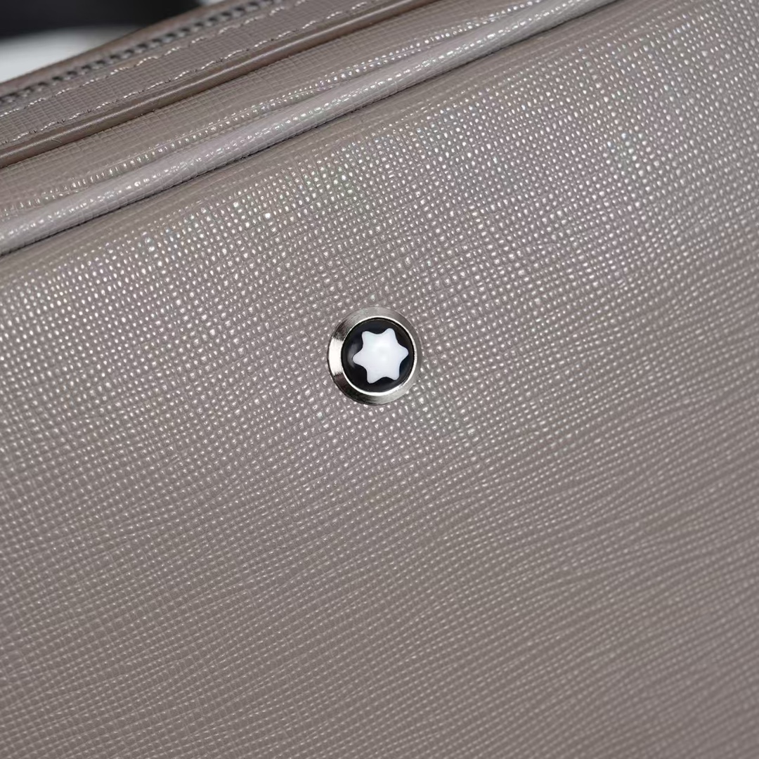 ,万宝龙爆款来袭,精致单肩包💼选用由再生聚酯纤维头层牛皮和棉质纱线制成的面料打造,装饰专属标识图案压印和专用五金,搭配品 ,万宝龙爆款来袭,精致单肩包💼选用由再生聚酯纤维头层牛皮和棉质纱线制成的面料打造,装饰专属标识图案压印和专用五金,搭配品