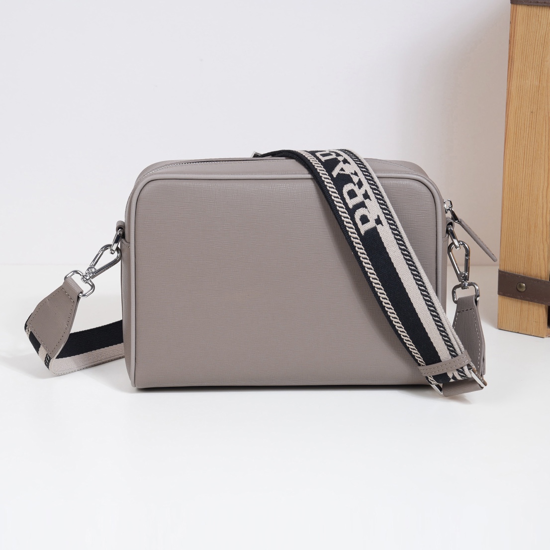 普拉达 Prada 高定典藏名品高定成衣时装外套连衣裙衬衫T恤 #F9C9B2EB 4